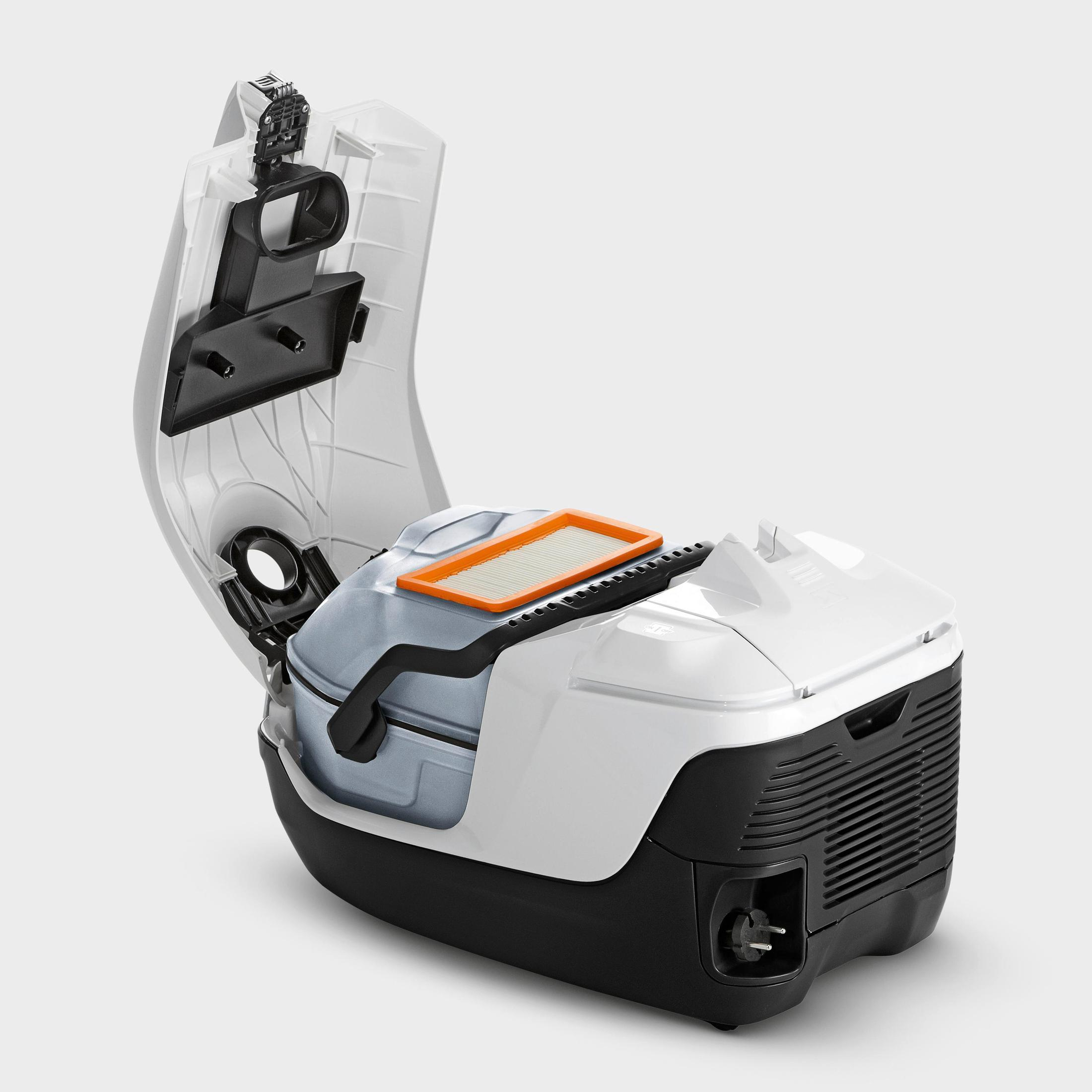 Odkurzacz z otwartą pokrywą, ukazujący elementy wewnętrzne. Biały korpus, czarna podstawa i pomarańczowy filtr.