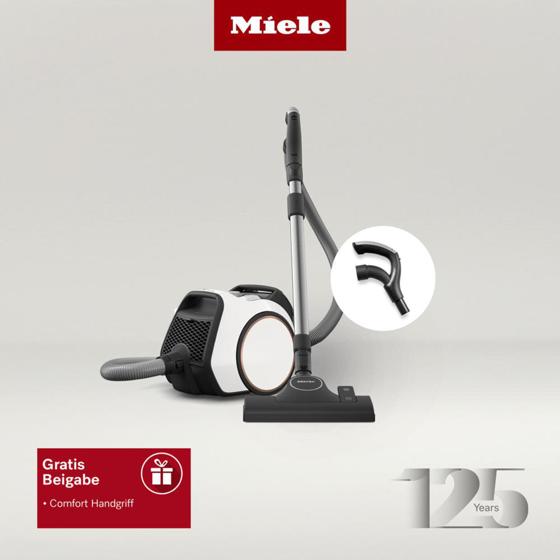 Miele Staubsauger mit Zubehör, auf weißem Hintergrund. Text enthalten.