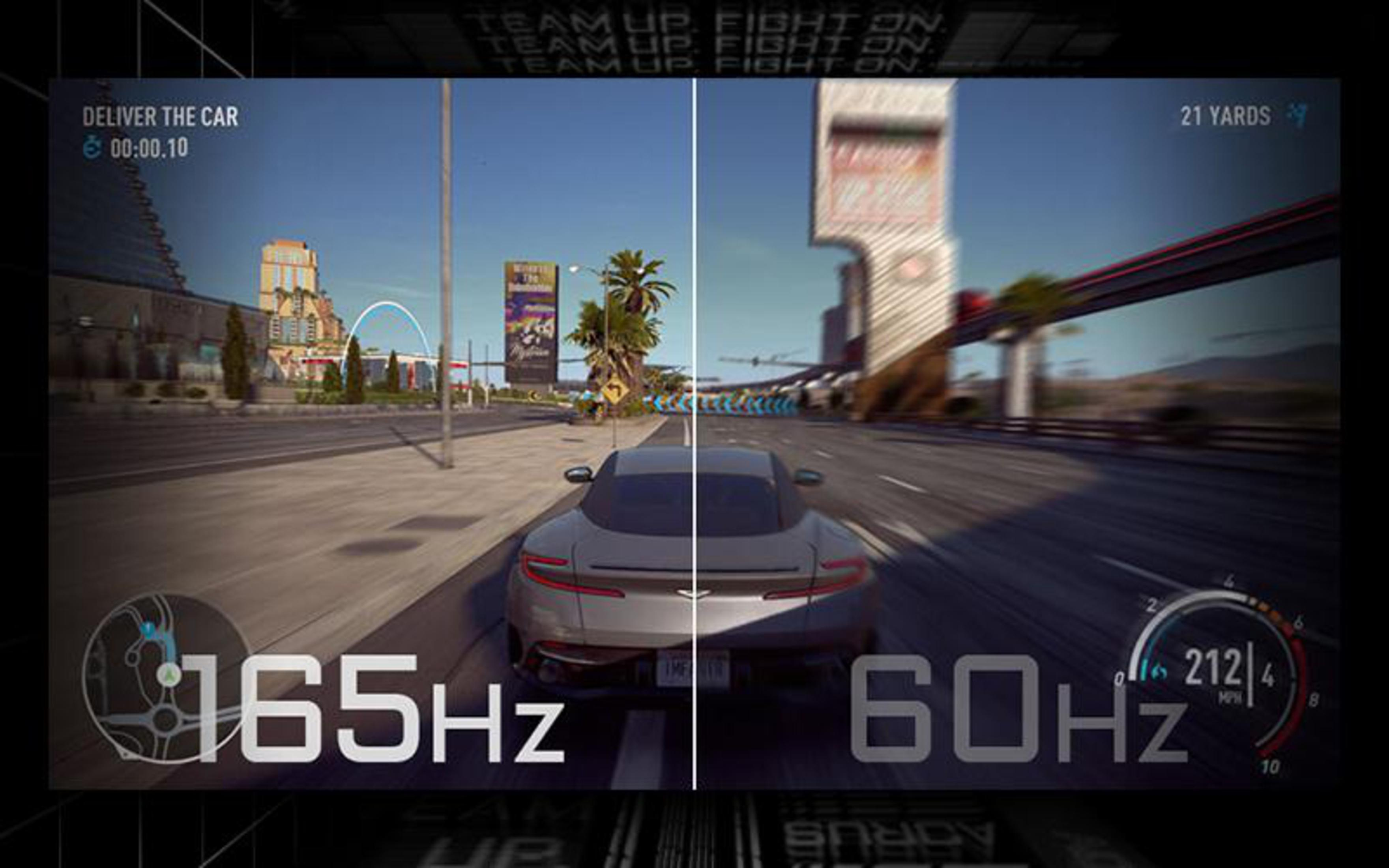 Podzielony ekran pokazujący grę wyścigową, z wyświetlaczami 165 Hz i 60 Hz.