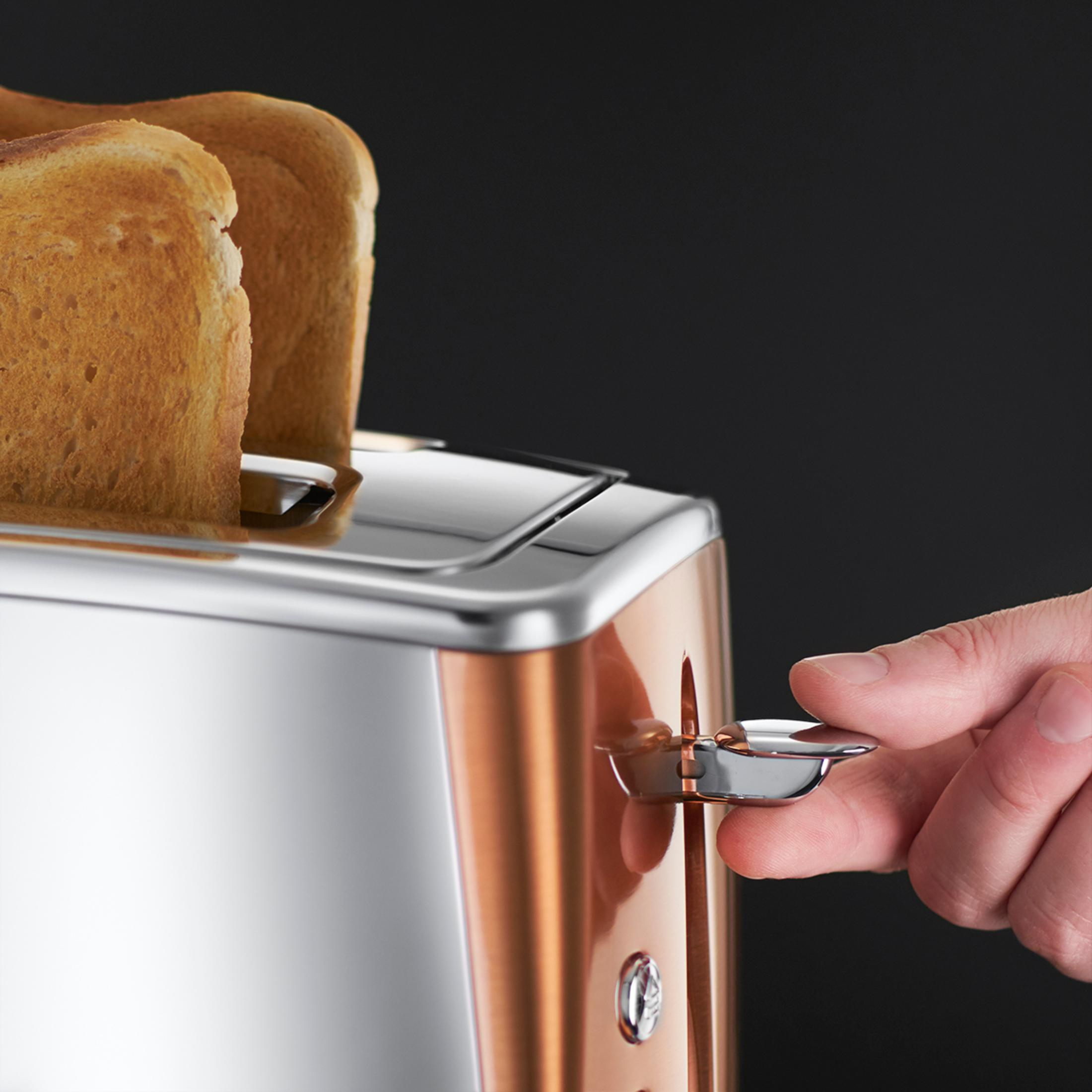 Ein Toaster mit zwei Toastscheiben. Eine Hand drückt den Hebel, um den Toast zu senken.