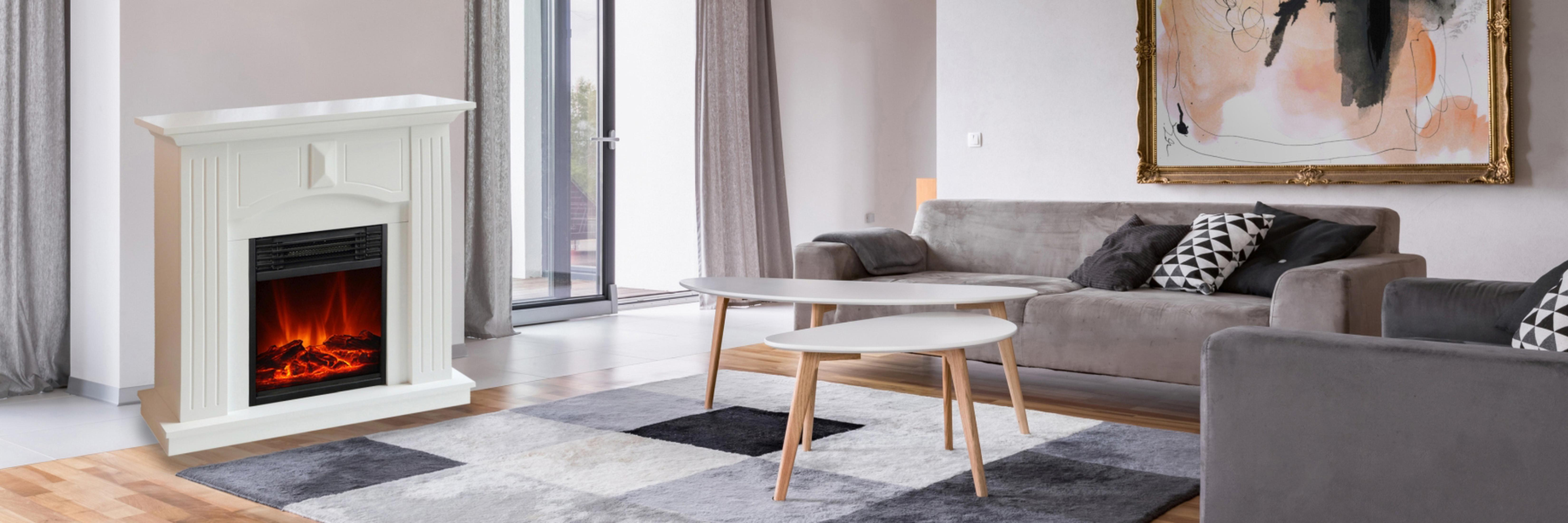 Weißer Kamin mit orangefarbenen Flammen in einem Wohnzimmer mit Sofas und Tischen.