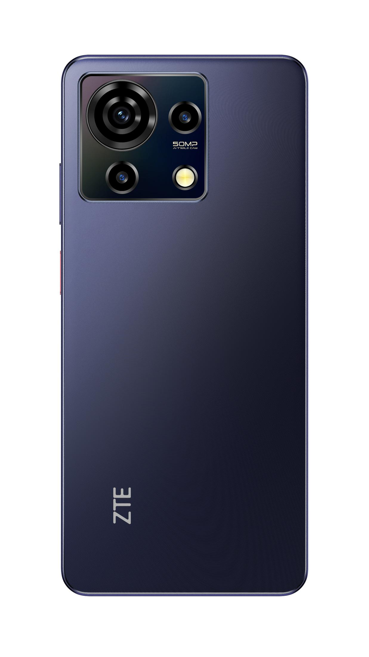 Ciemnoniebieski smartfon ZTE, widok z tyłu. Ma trzy obiektywy aparatu i lampę błyskową oraz logo ZTE.