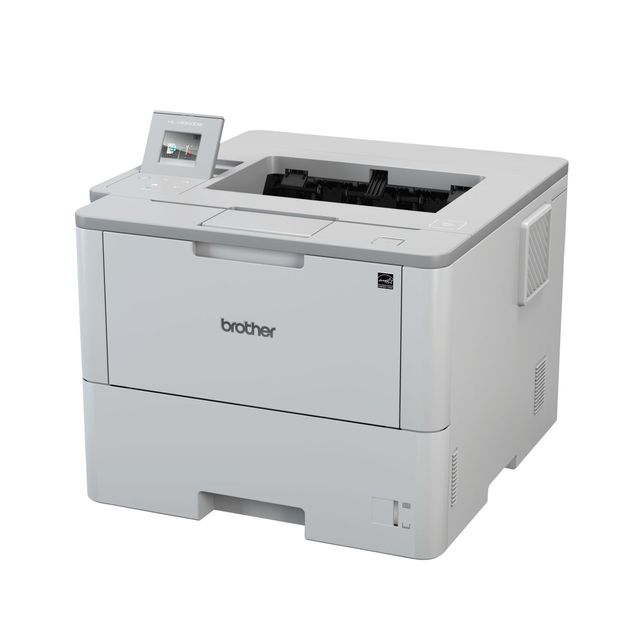 Weißer Brother-Drucker. Er hat einen LCD-Bildschirm und einen Papierausgabeschlitz. Er steht auf weißem Untergrund.