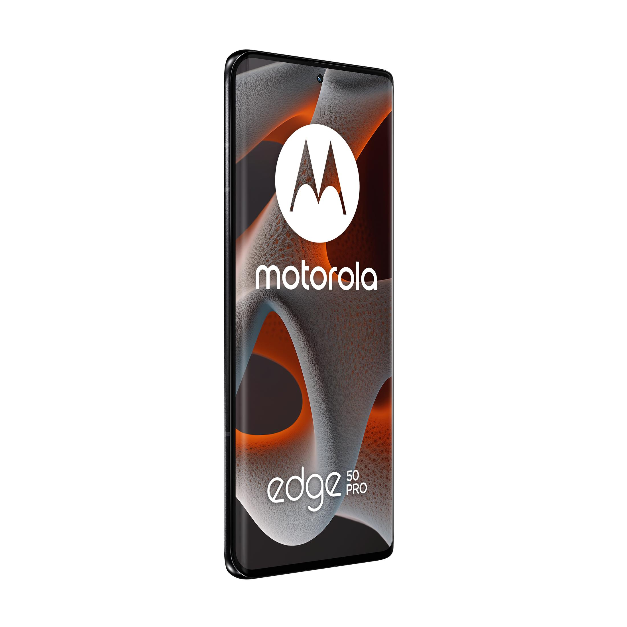 Smartfon Motorola Edge 50 Pro w kolorze czarnym, pod kątem, z logo Motorola na ekranie.