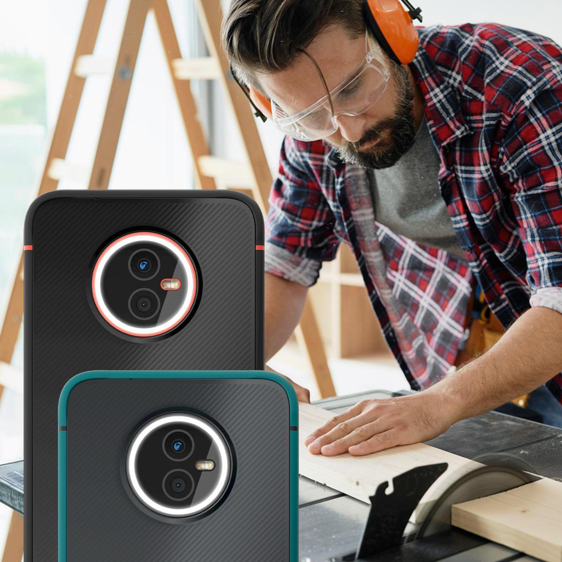 Mann mit Schutzbrille und Gehörschutz arbeitet mit Säge und zwei Handyhüllen.