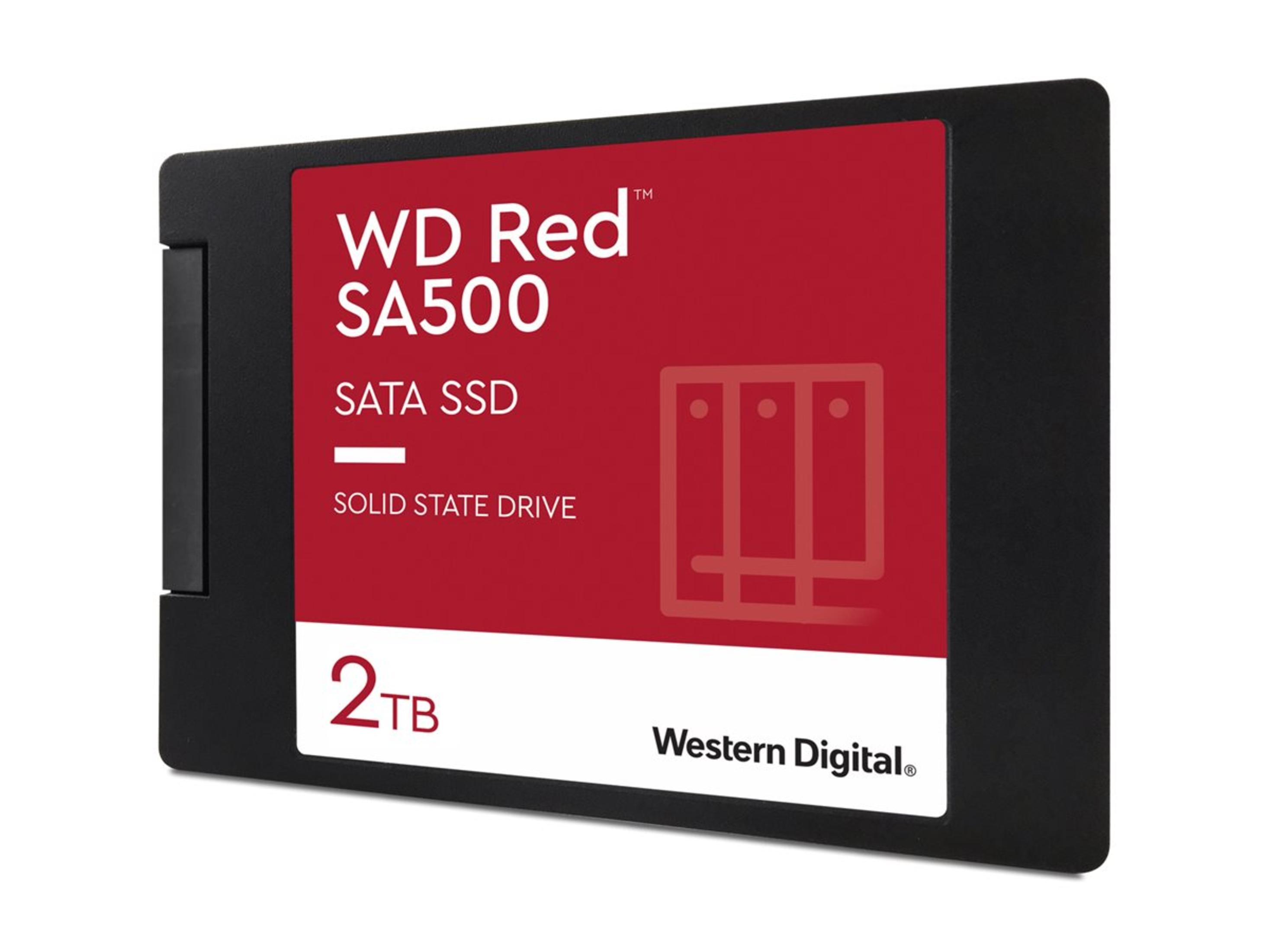 WD Red SA500 SATA SSD, 2TB. Czerwona etykieta z białym tekstem, czarna obudowa.