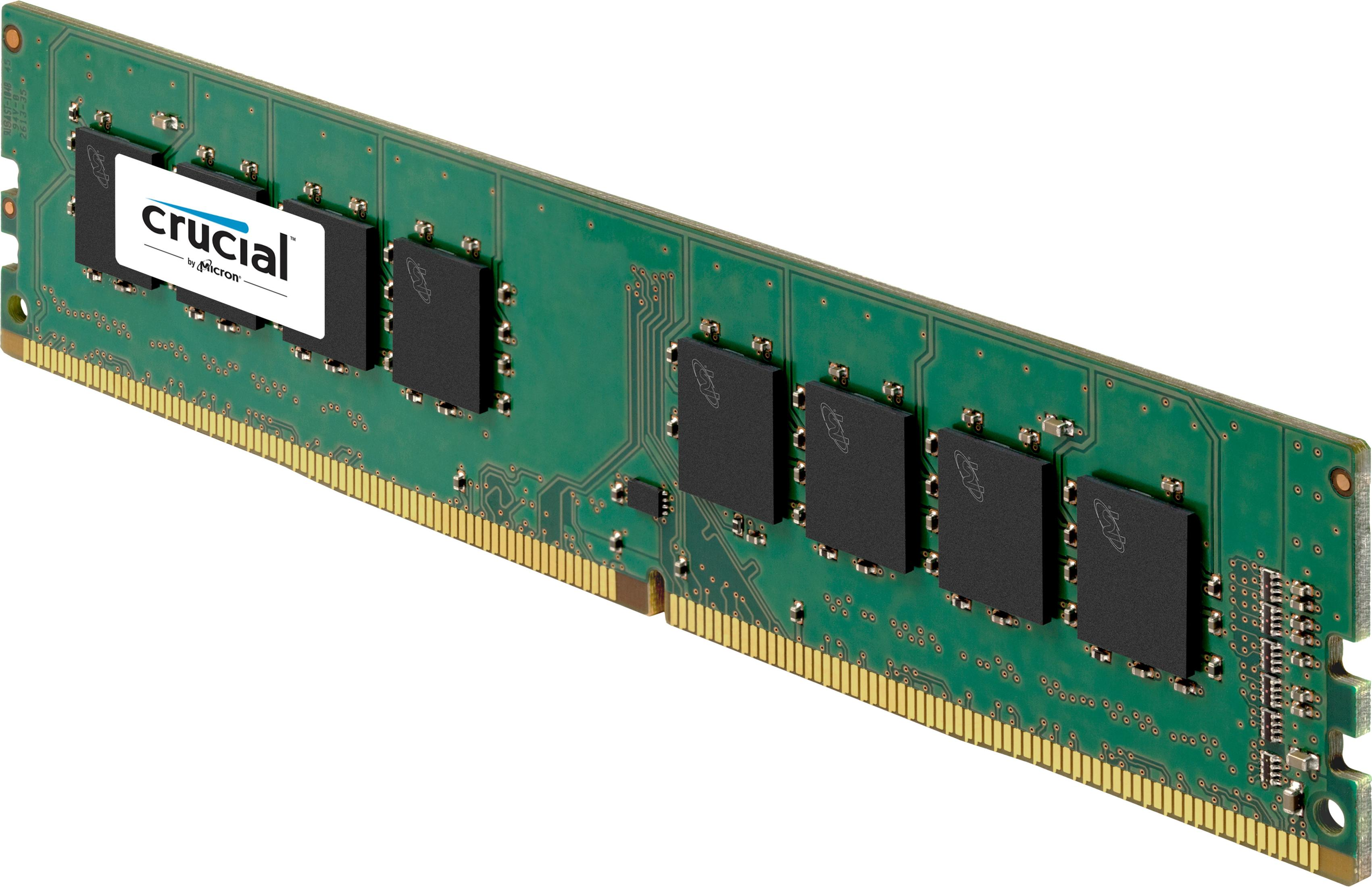 Un módulo de RAM con una etiqueta blanca de Crucial, una placa de circuito verde y chips de memoria negros.