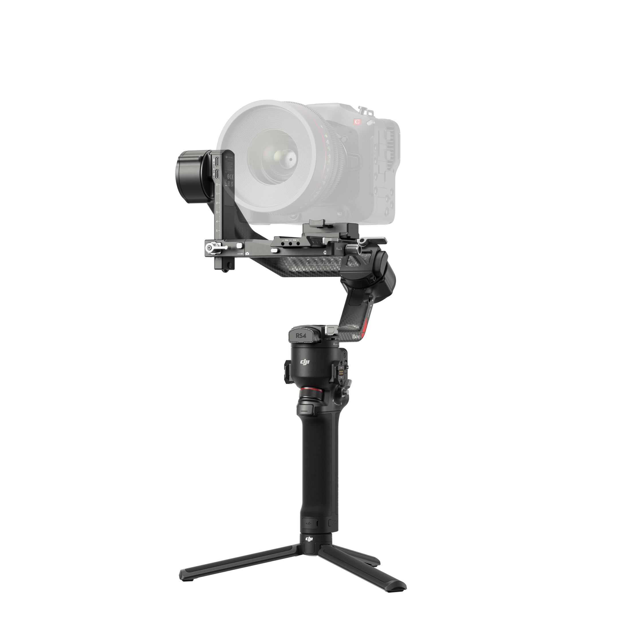 Zwarte camera op een gimbal-stabilisator met een statief. Witte achtergrond.