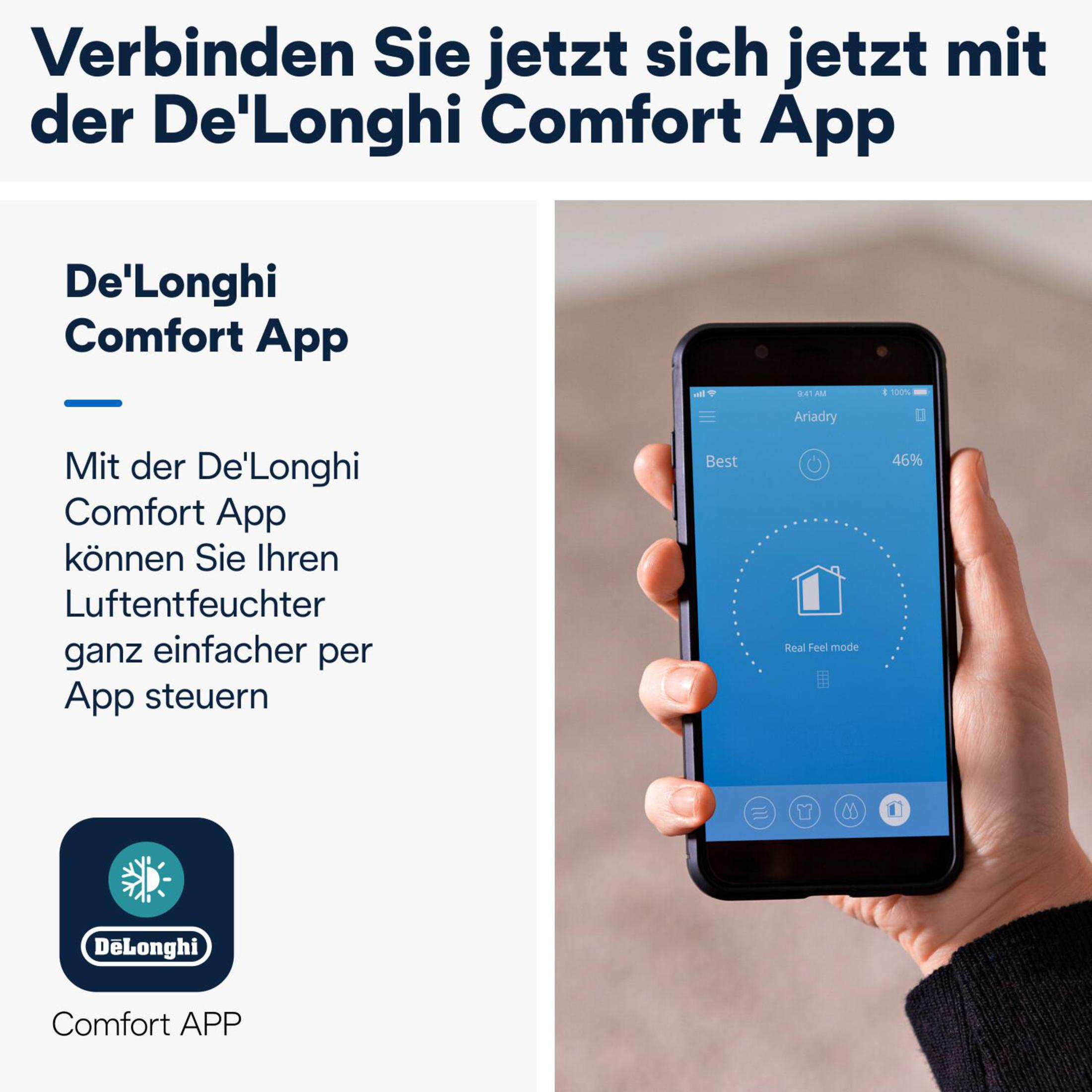 Hand die een telefoon vasthoudt met een app-interface met tekst en logo op wit.