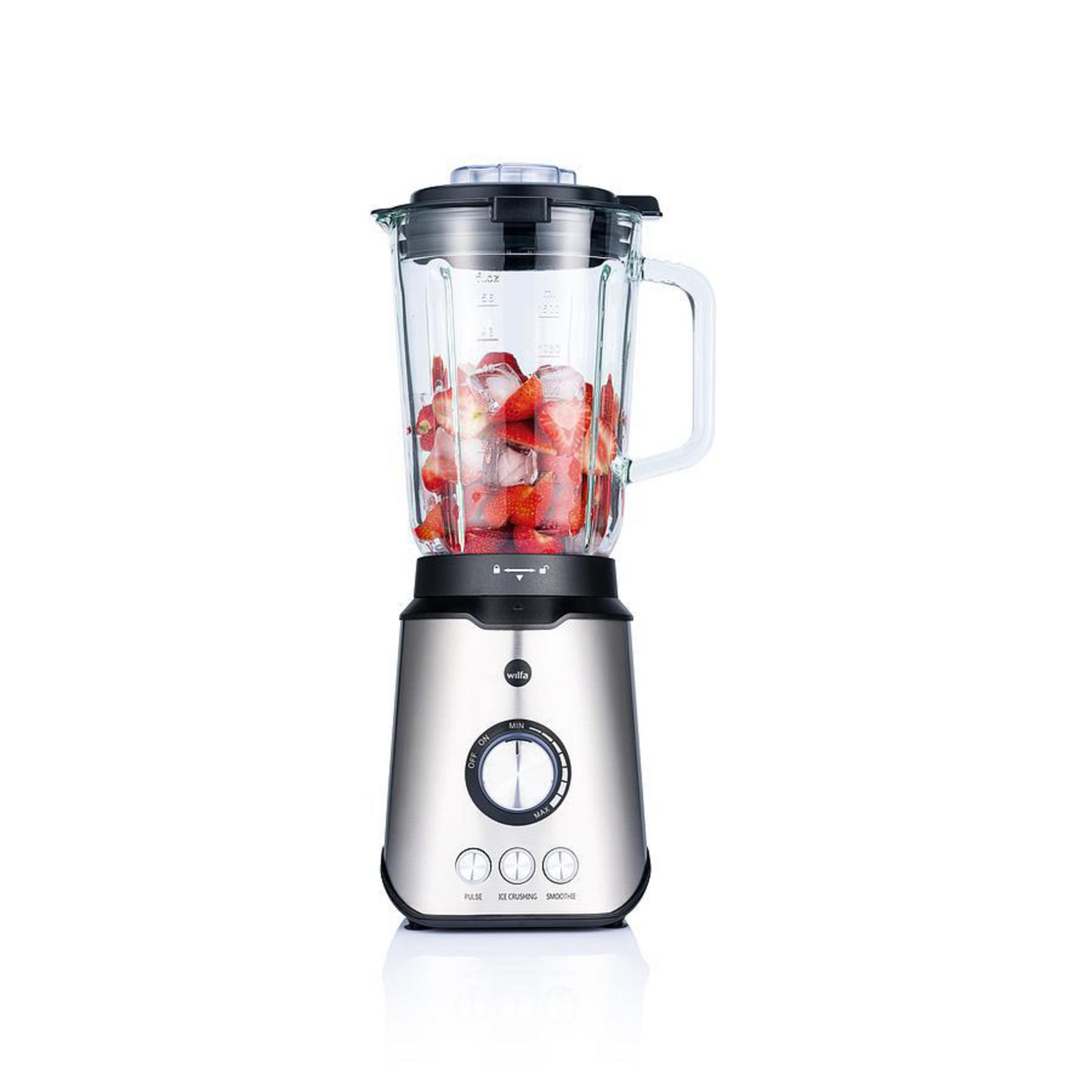 Ein Mixer mit Erdbeeren und Eis. Silberner Sockel mit Drehregler und Knöpfen. Glasbehälter.