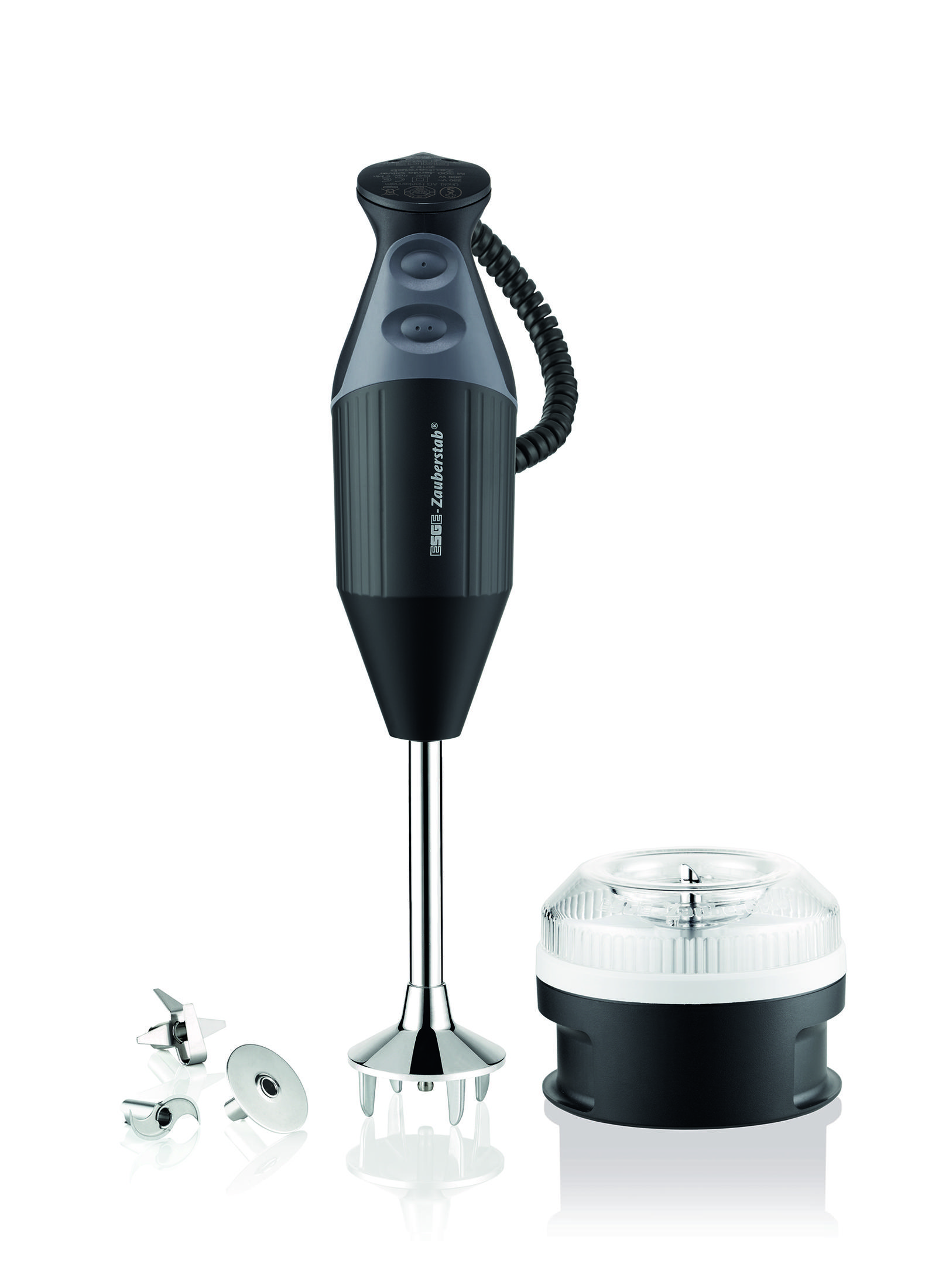 Czarny blender ręczny i akcesoria, białe tło.
