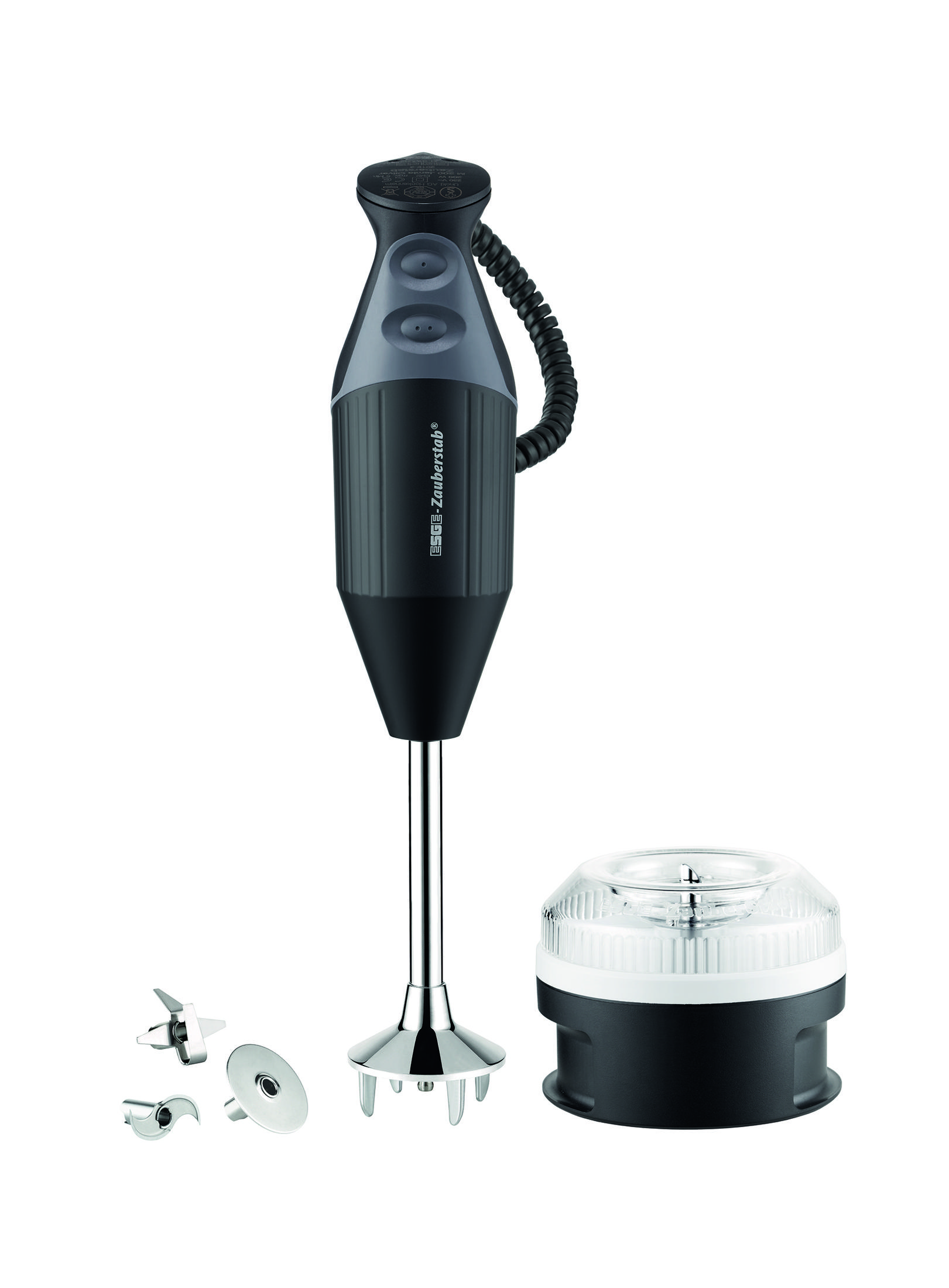 Czarny i szary blender ręczny z akcesoriami, w tym ostrzami, na białym tle.