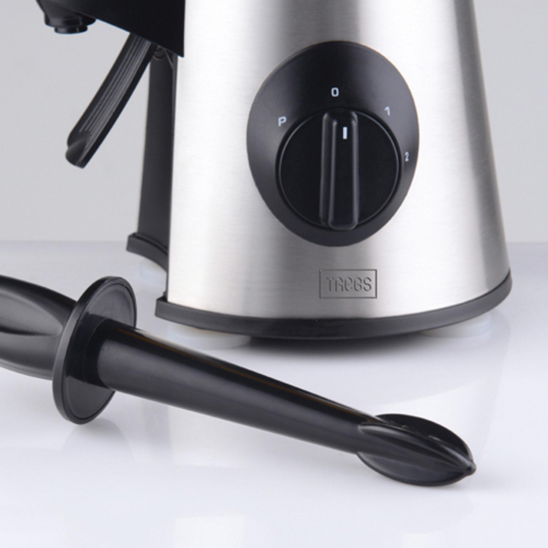Close-up van een blender met een zwarte handgreep en roestvrijstalen voet. De knop staat op '1'.