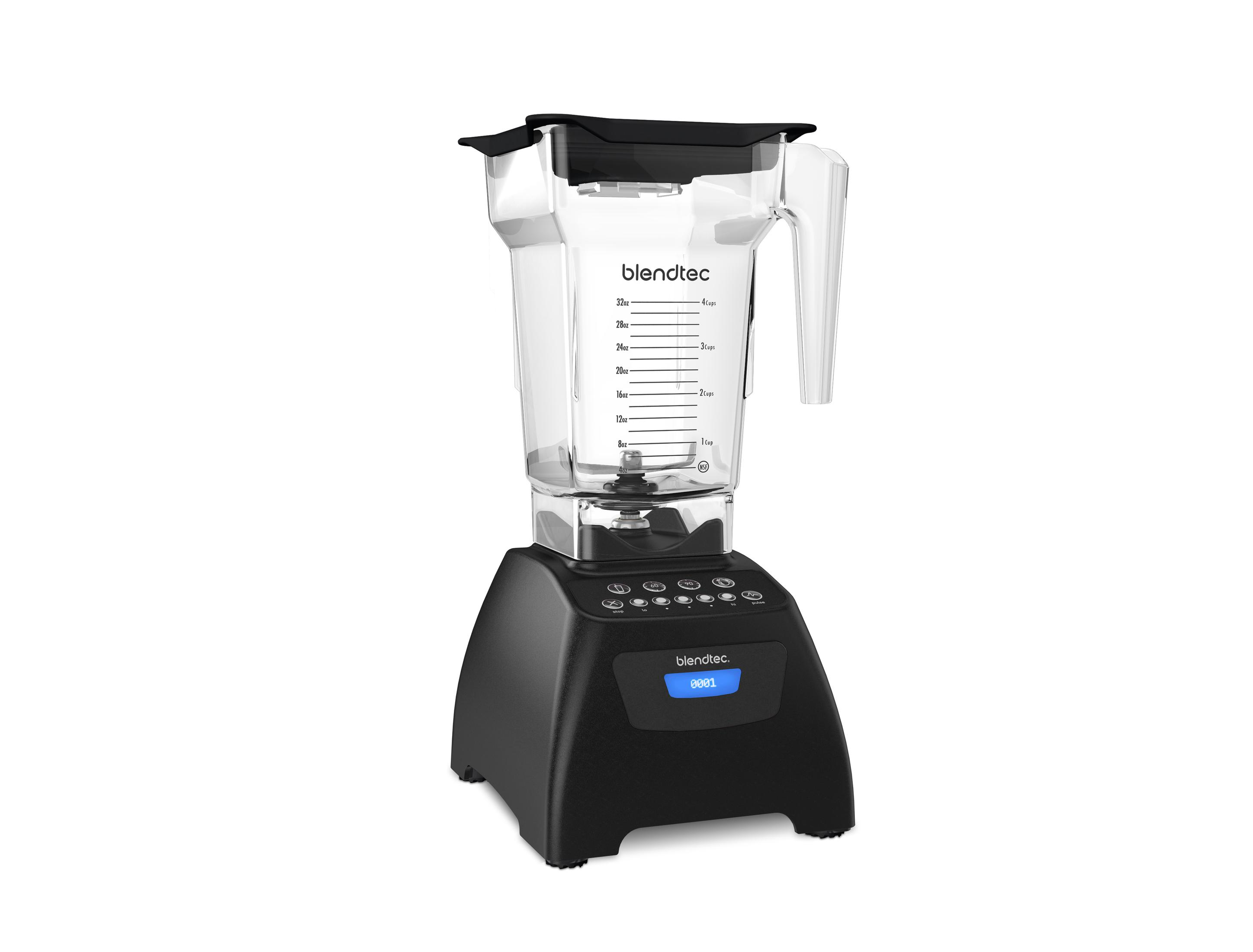 Şeffaf bir sürahi ve dijital ekranı olan siyah bir blender. Blendtec markası görülebilir.