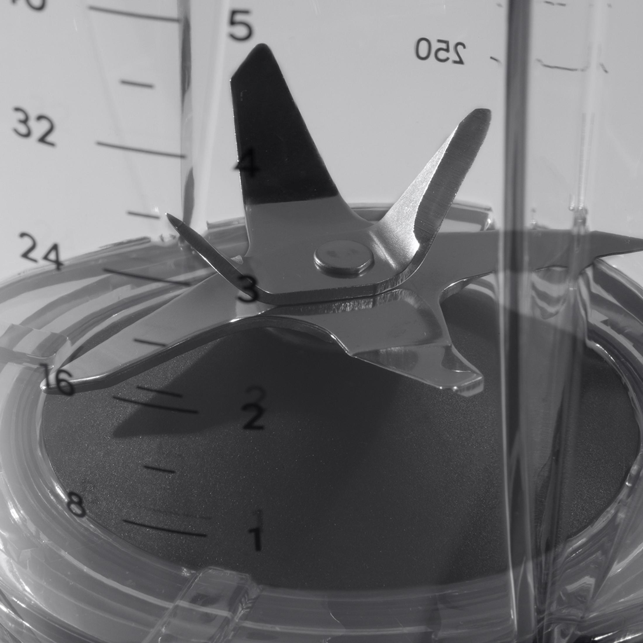 Zbliżenie zespołu ostrzy blendera w przezroczystym pojemniku. Widoczne liczby i oznaczenia.