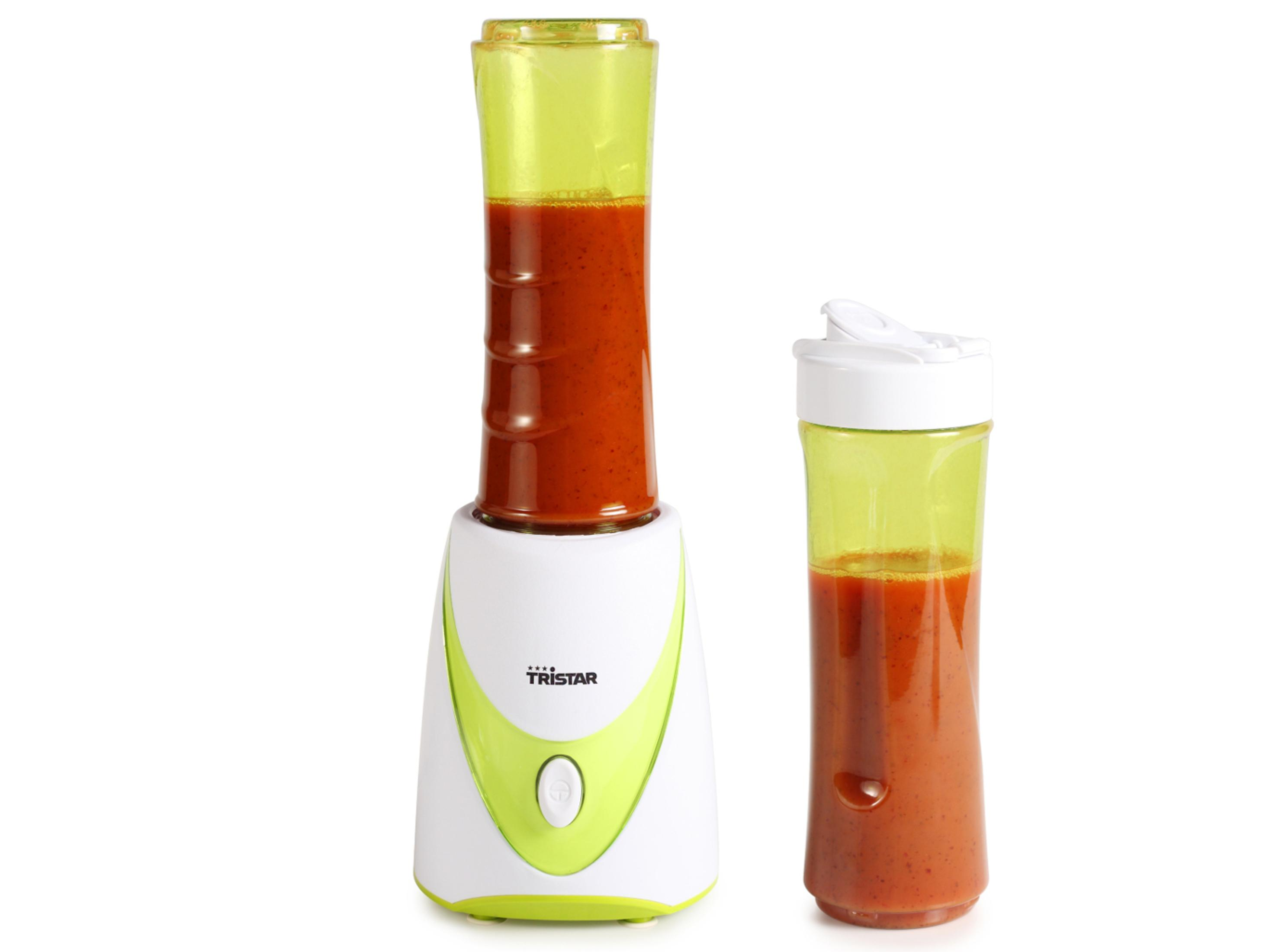 Frullatore con liquido rosso e bicchiere da asporto.