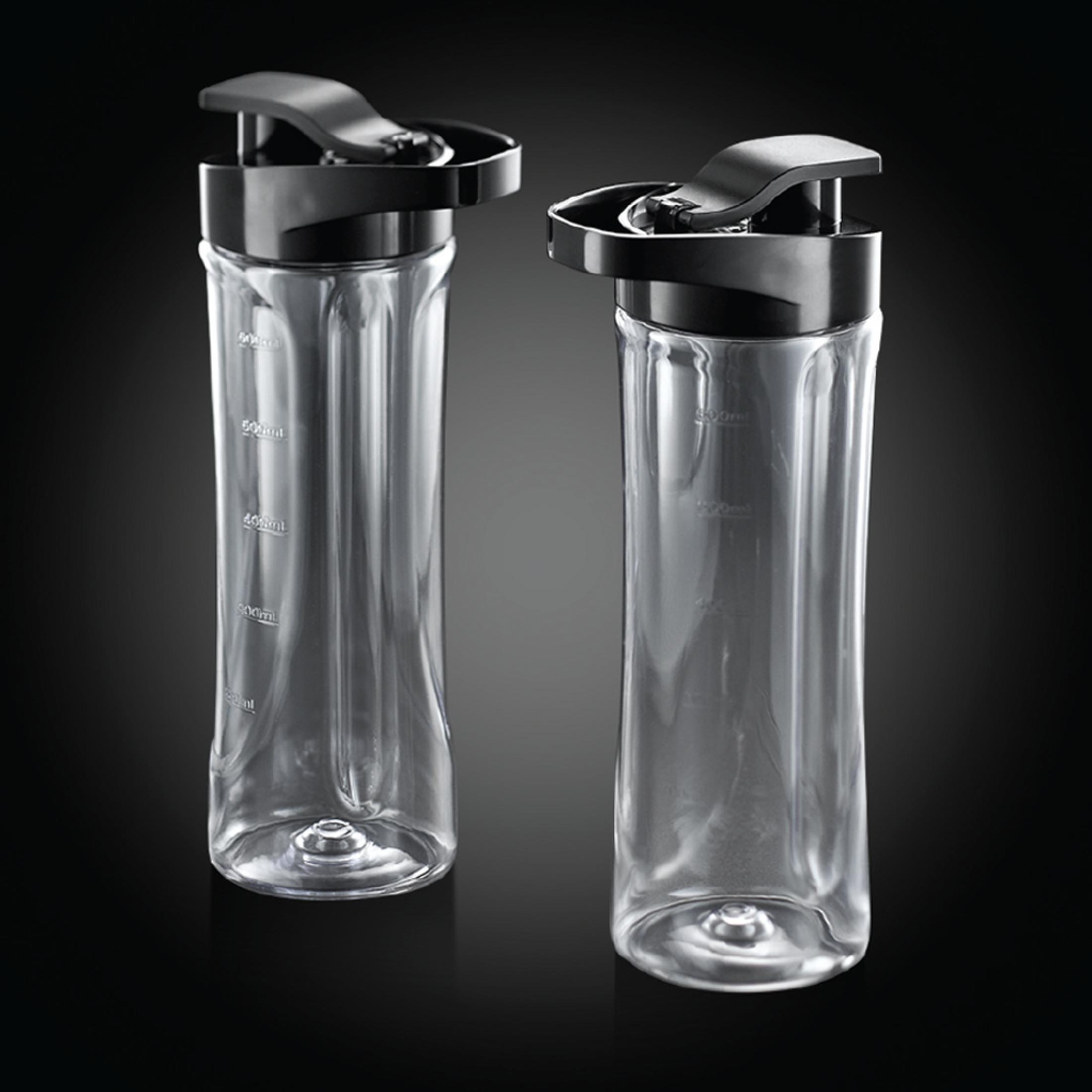 Dos botellas transparentes con tapas negras. Tienen medidas y están sobre un fondo negro.