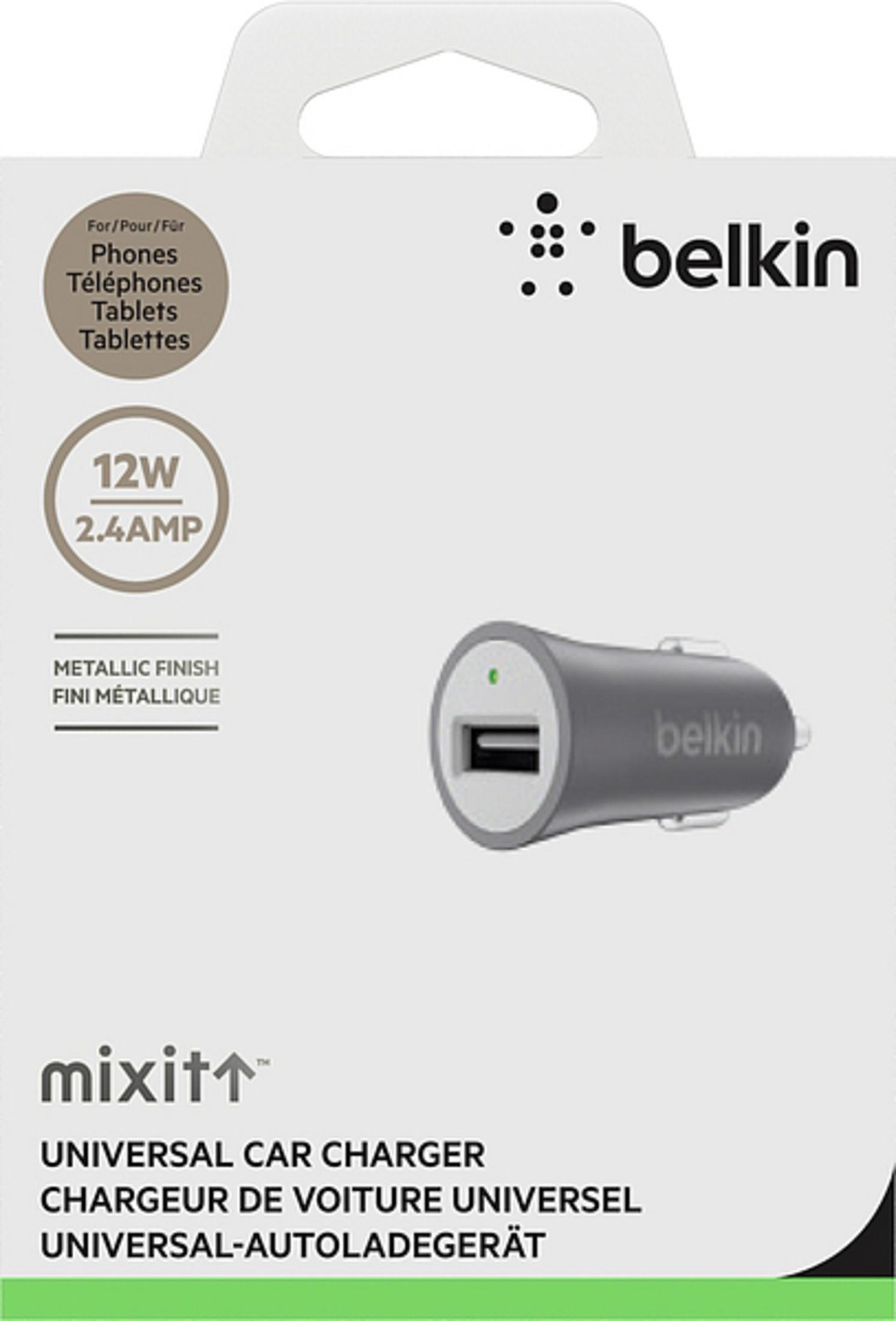Ein Belkin-Autoladegerät in seiner Verpackung. Es ist grau mit grünem Licht.