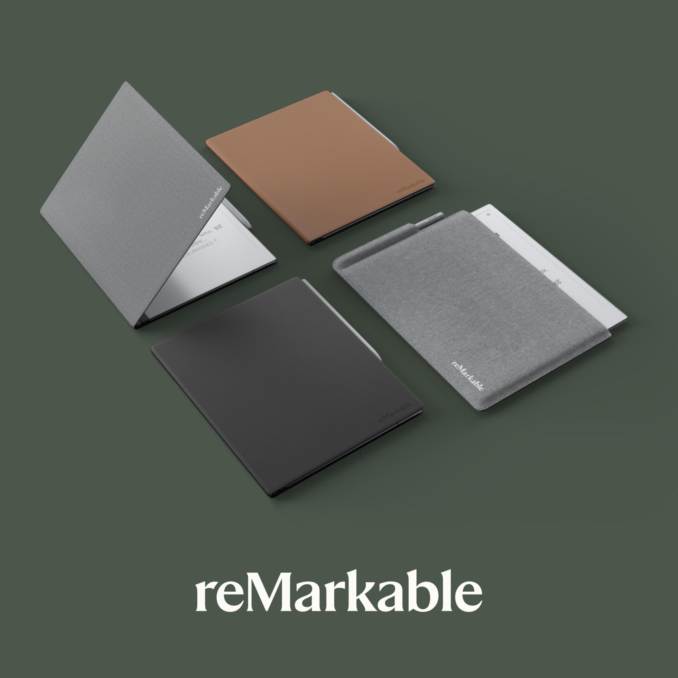 Koyu yeşil bir yüzey üzerinde farklı kılıflarda dört Remarkable tablet.
