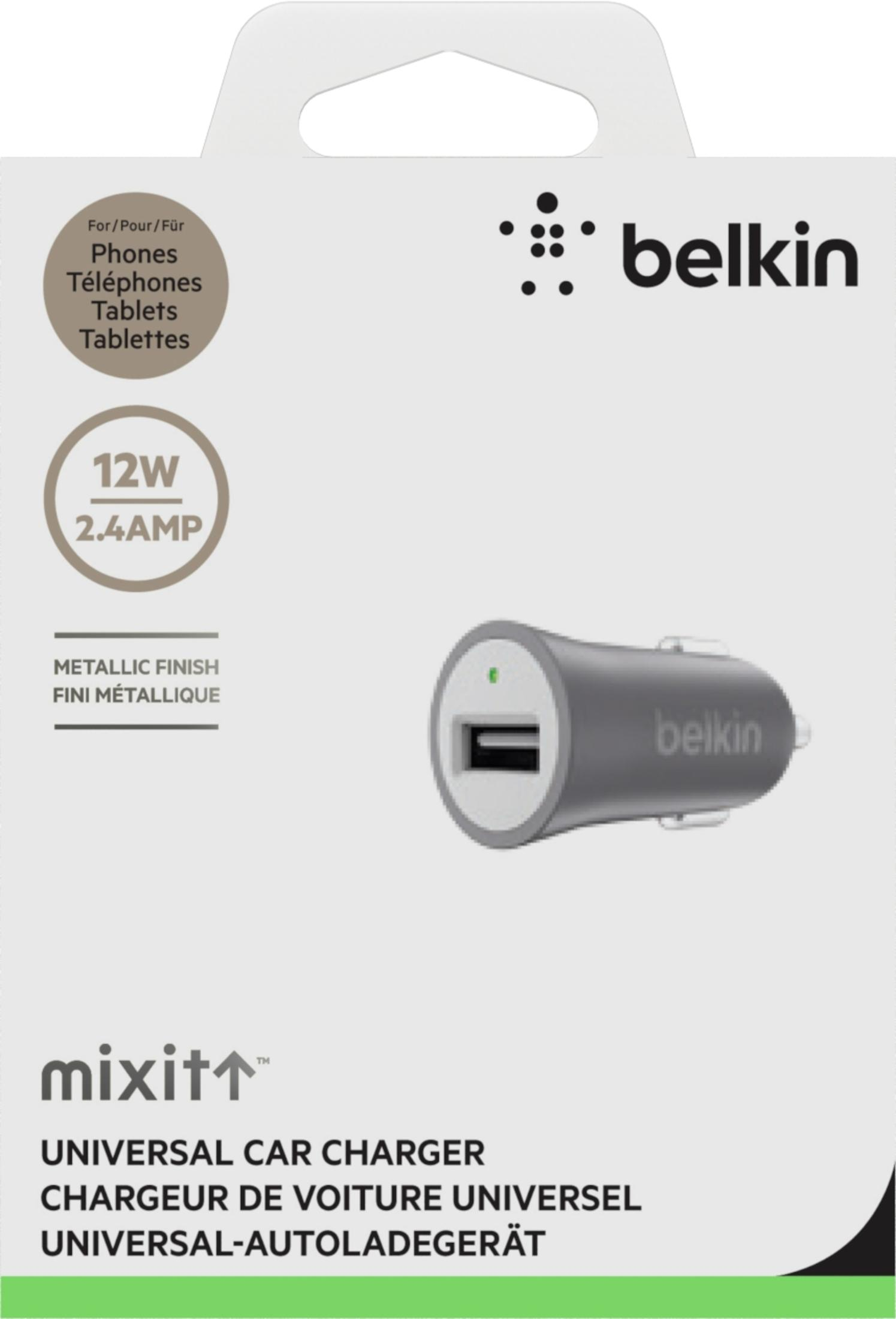 Ein Belkin-Autoladegerät in seiner Verpackung. Es ist grau mit grünem Licht.