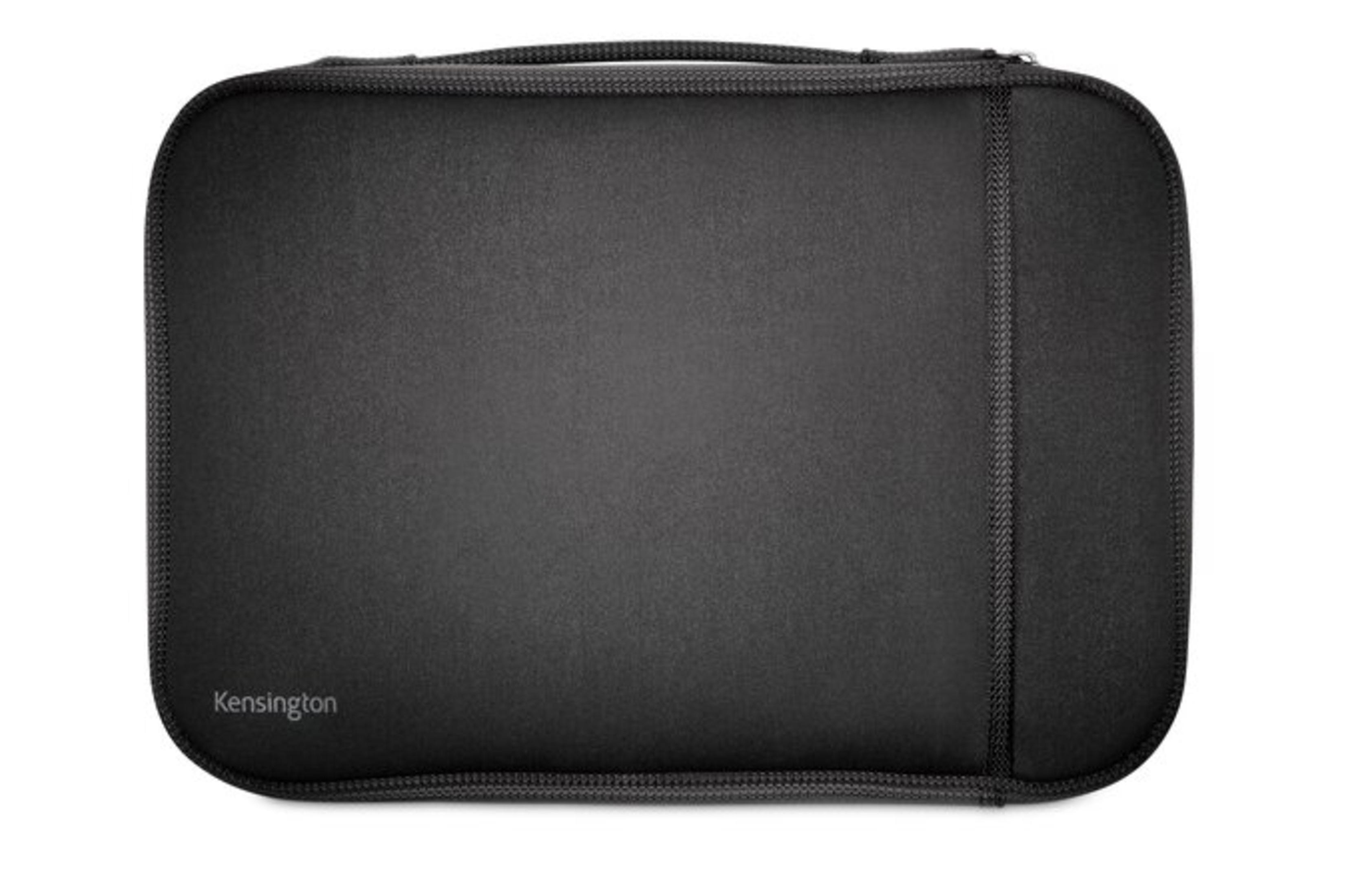 Custodia nera per laptop. Logo Kensington in basso. Chiusura con cerniera. Sfondo semplice.