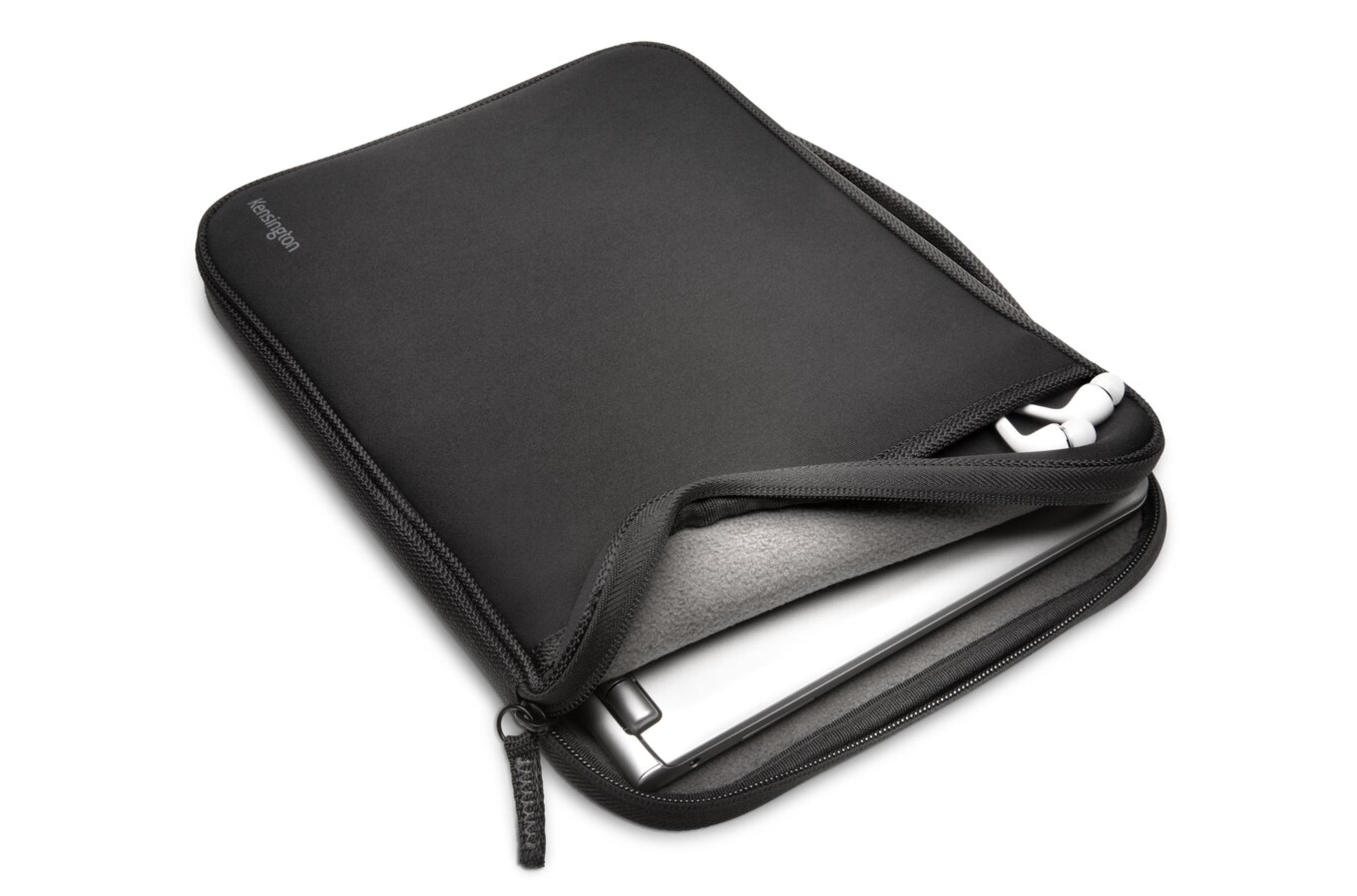 Custodia nera per laptop con un laptop all'interno. La cerniera è parzialmente aperta, rivelando un cavo bianco.