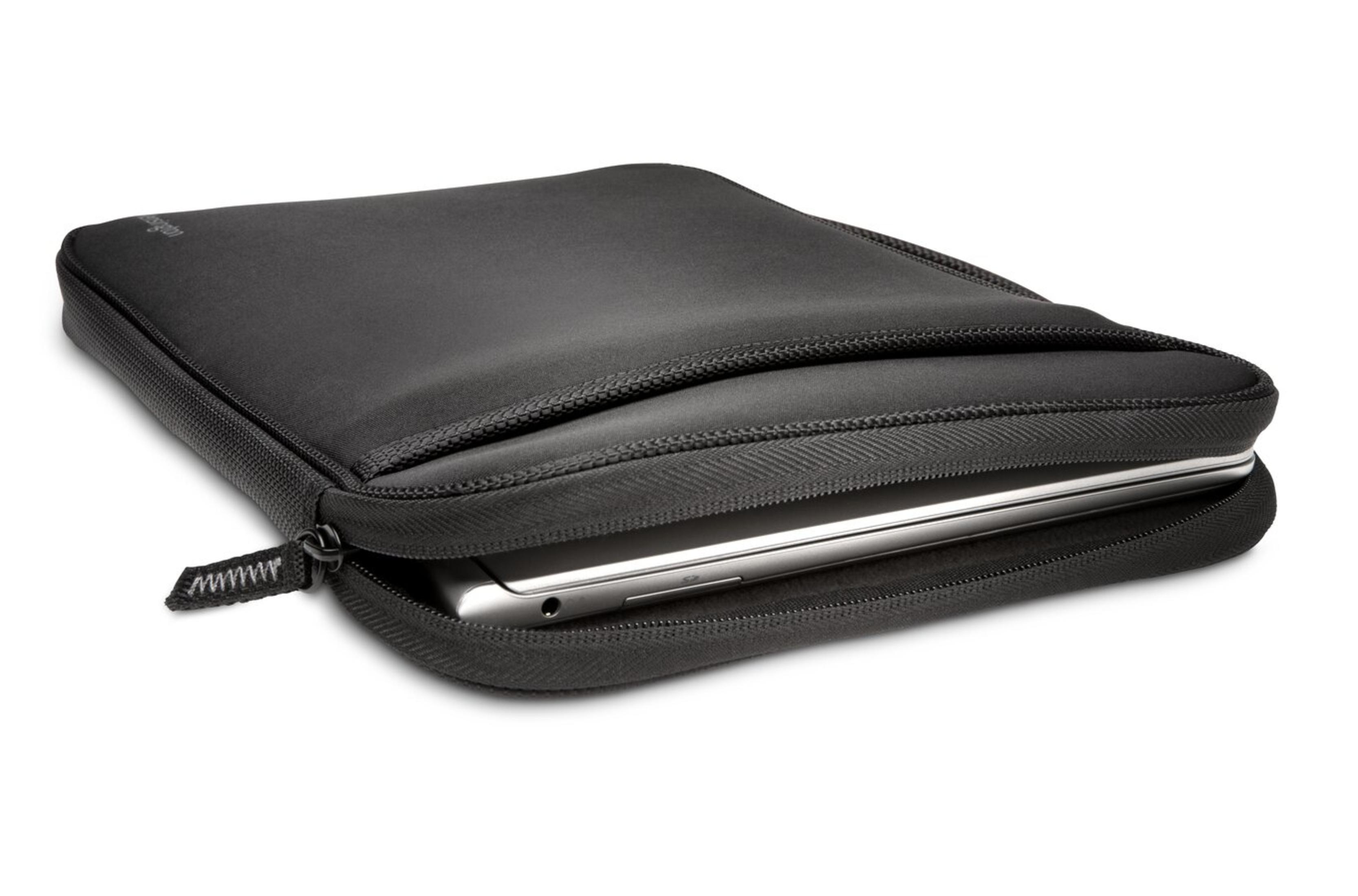 Una custodia nera per laptop, parzialmente aperta, che rivela un laptop argentato. La custodia ha una cerniera.