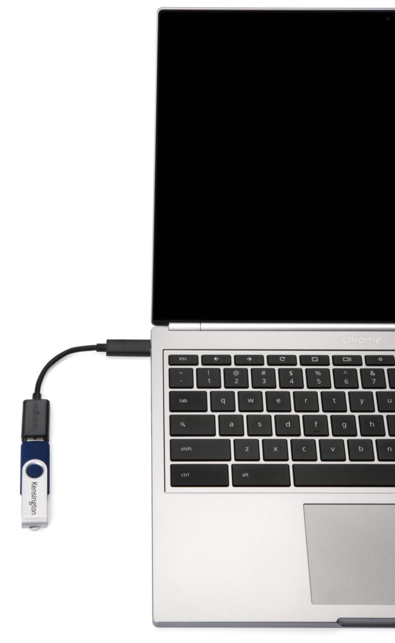 Portátil con una unidad USB conectada. La unidad es azul y blanca, conectada por un cable negro.