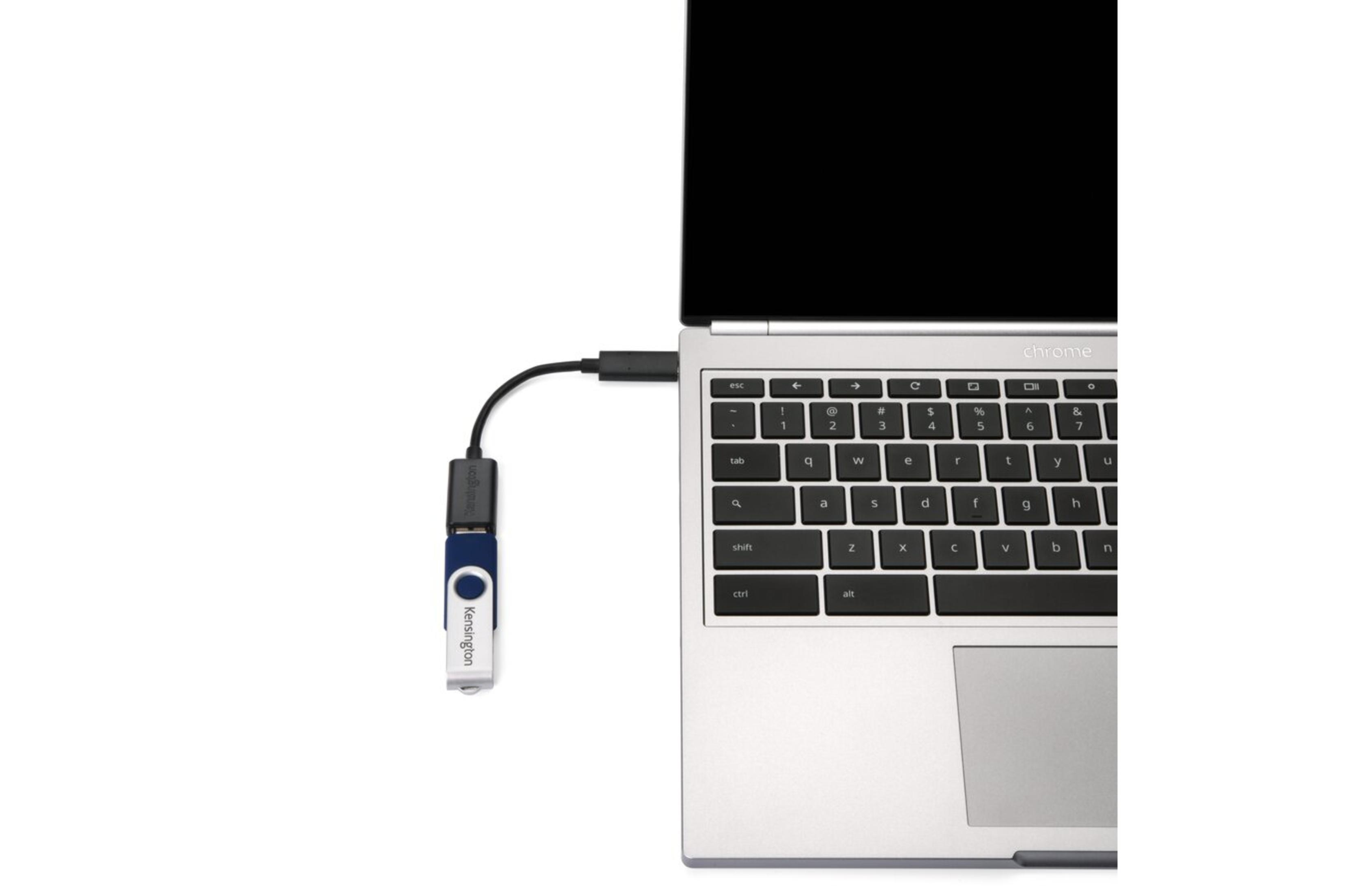 Portátil con una unidad USB conectada. Fondo blanco.