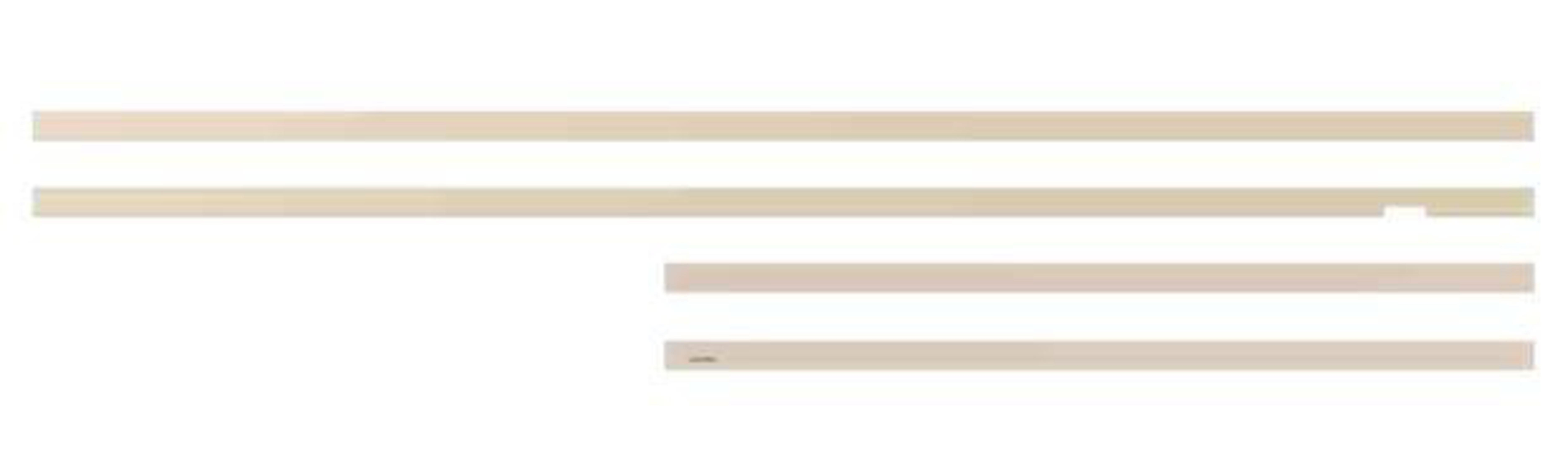 Cztery beżowe listwy drewniane na białym tle. Jedna ma małe wycięcie.