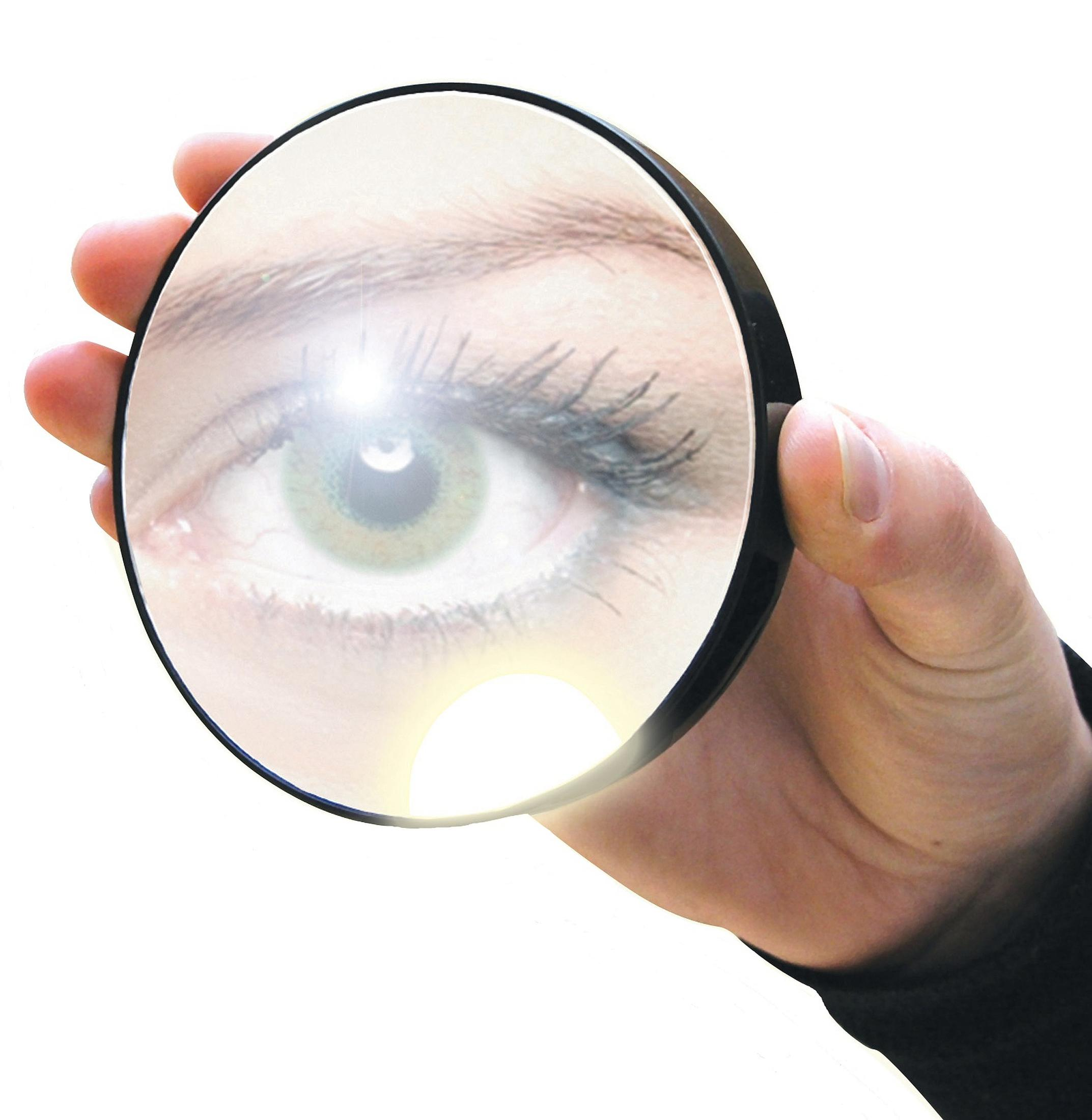 Eine Hand hält eine Lupe und reflektiert ein strahlendes Auge. Der Hintergrund ist weiß.