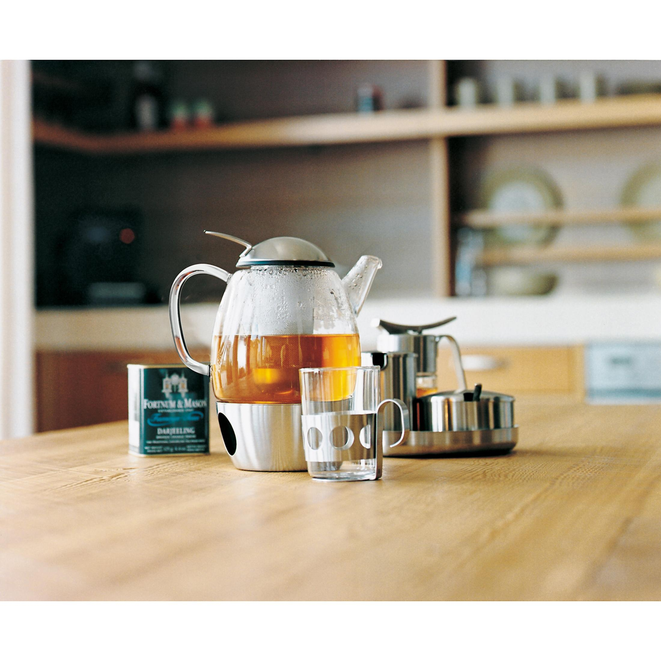 Eine schwarze Jura D60 Kaffeemaschine mit einer Tasse Cappuccino.