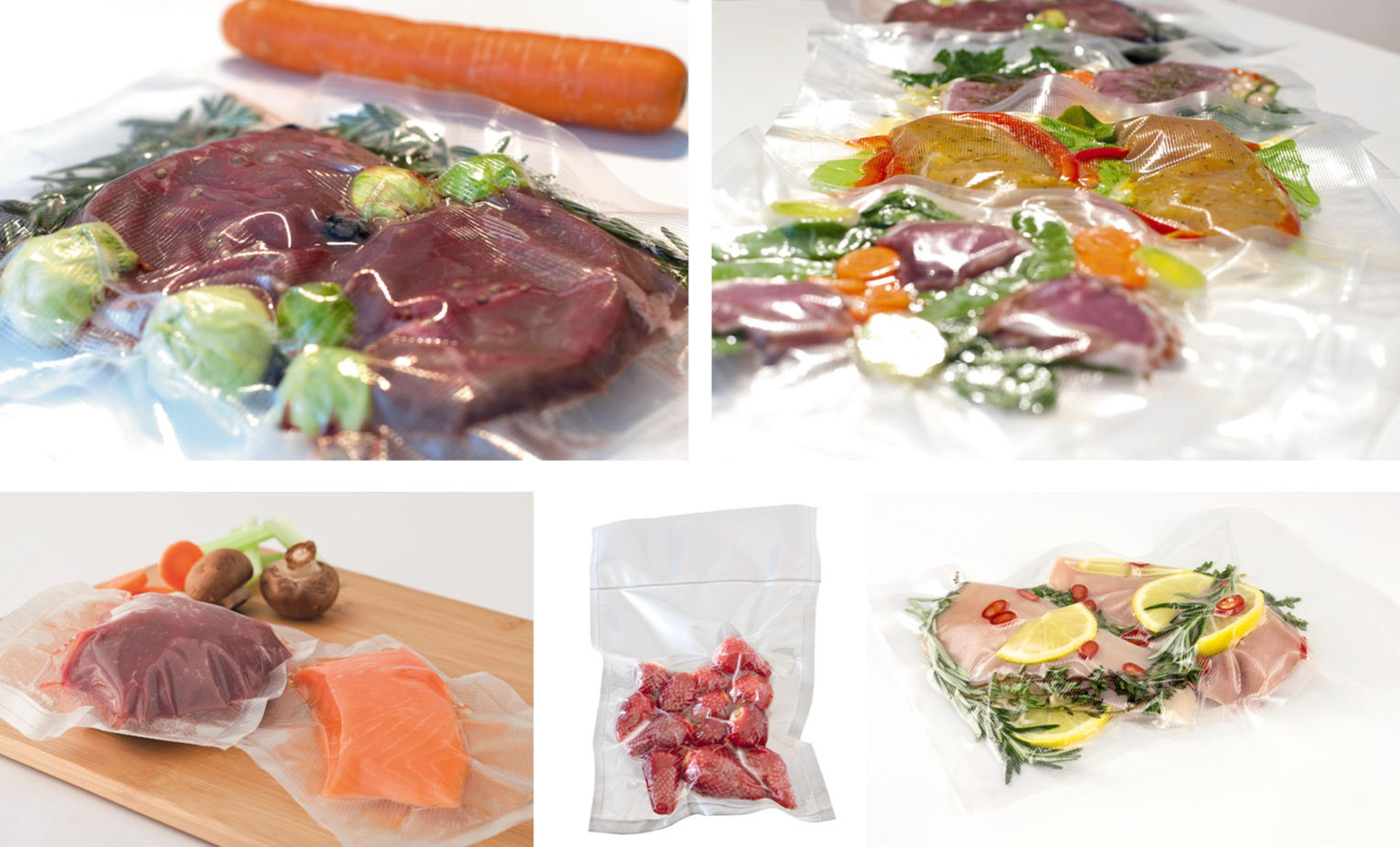 Mehrere Lebensmittel in vakuumversiegelten Beuteln, darunter Fleisch, Gemüse und Fisch, auf einer Oberfläche angeordnet.