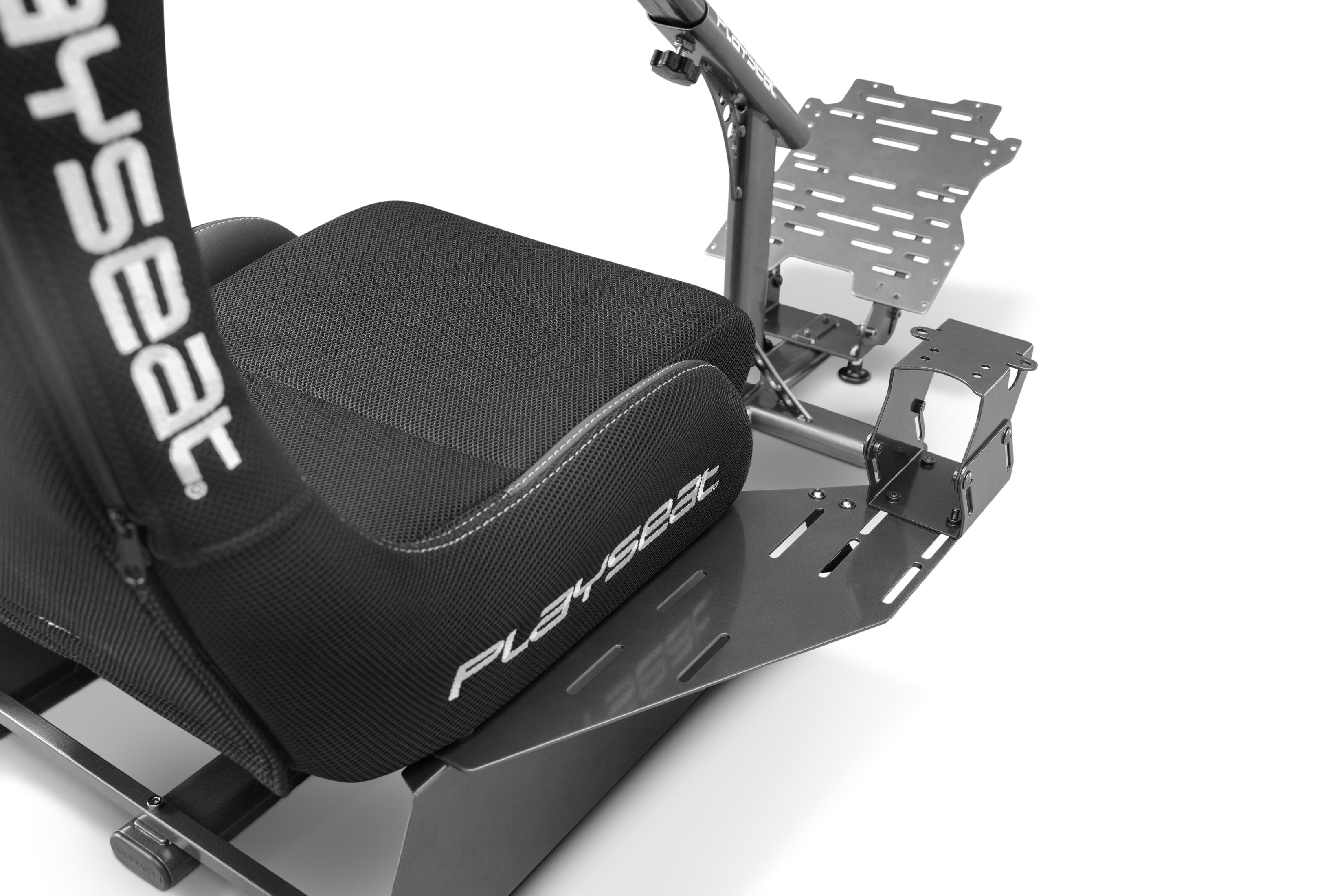Sedia da gaming con logo 'Playseat'. Base e pedana in metallo. Sfondo bianco.