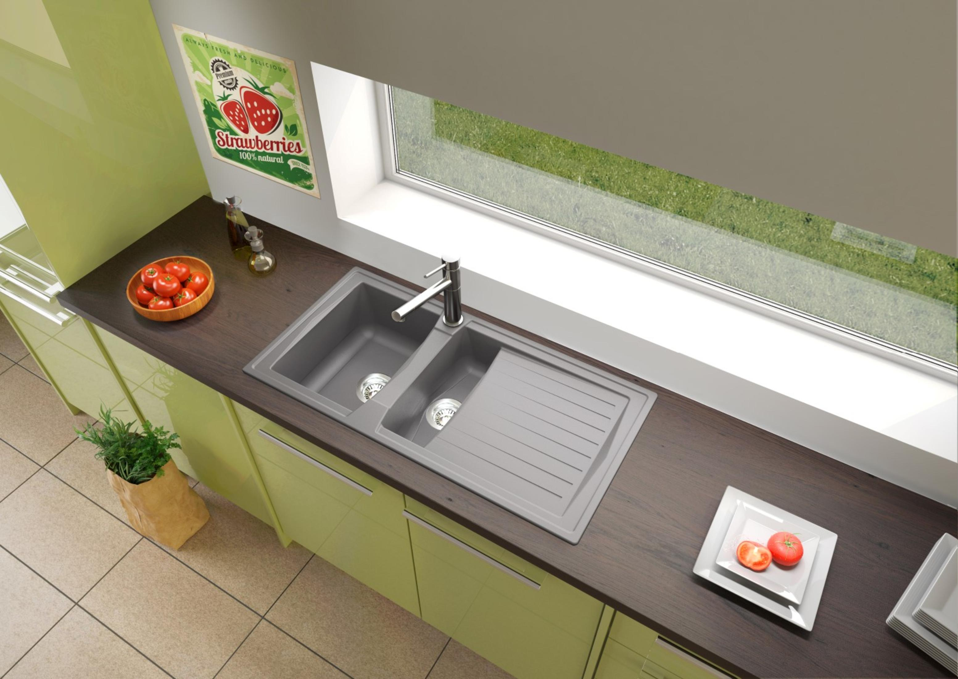 Küchenspüle mit zwei Becken und Abtropfbrett, in einer hellgrünen Küche.