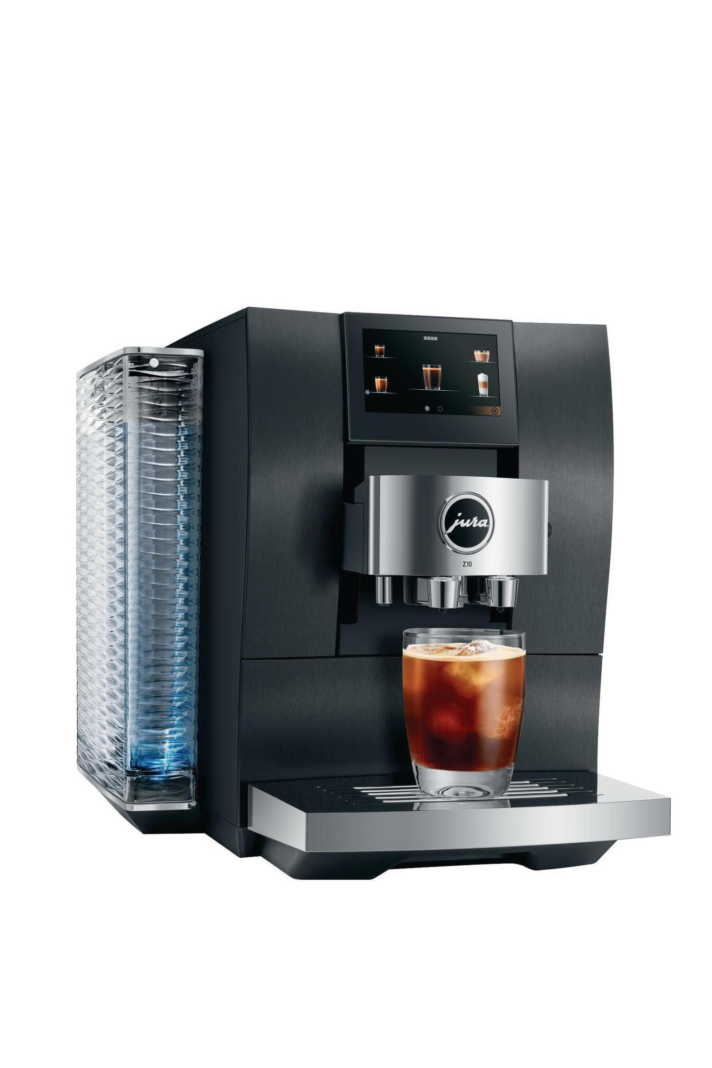 Schwarze Jura Kaffeemaschine mit Glas Eiskaffee. Weißer Hintergrund.
