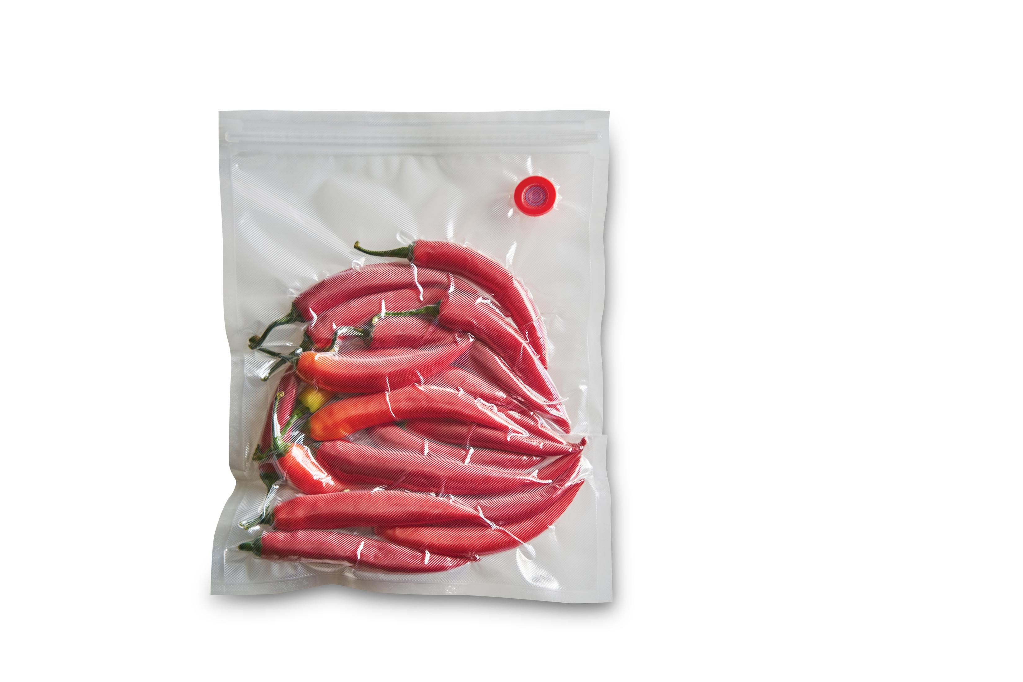 Ein klarer, vakuumversiegelter Beutel mit roten Chilischoten.