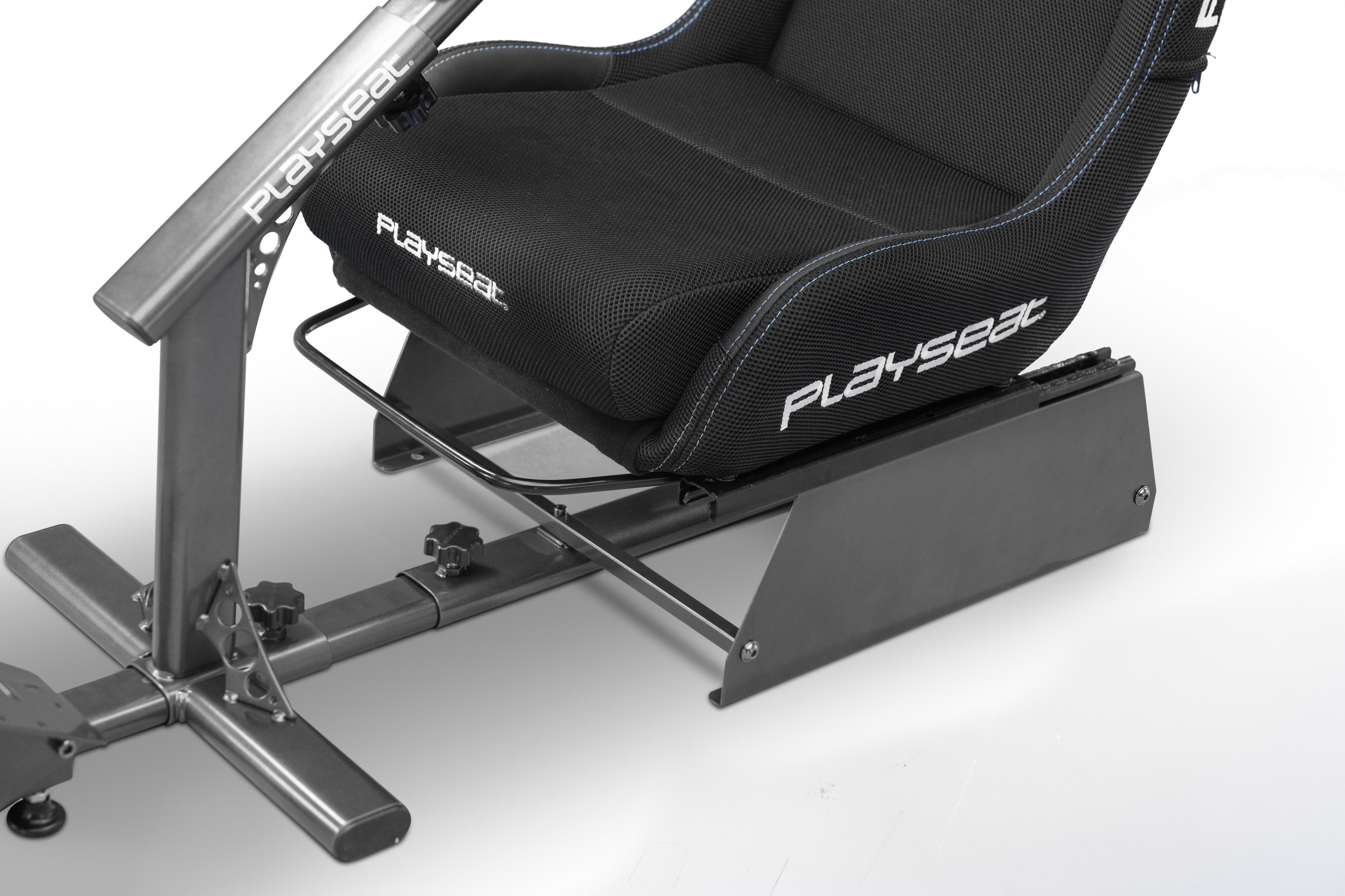 Een zwarte Playseat racestoel, gemonteerd op een metalen frame, schuine weergave, met witte achtergrond.