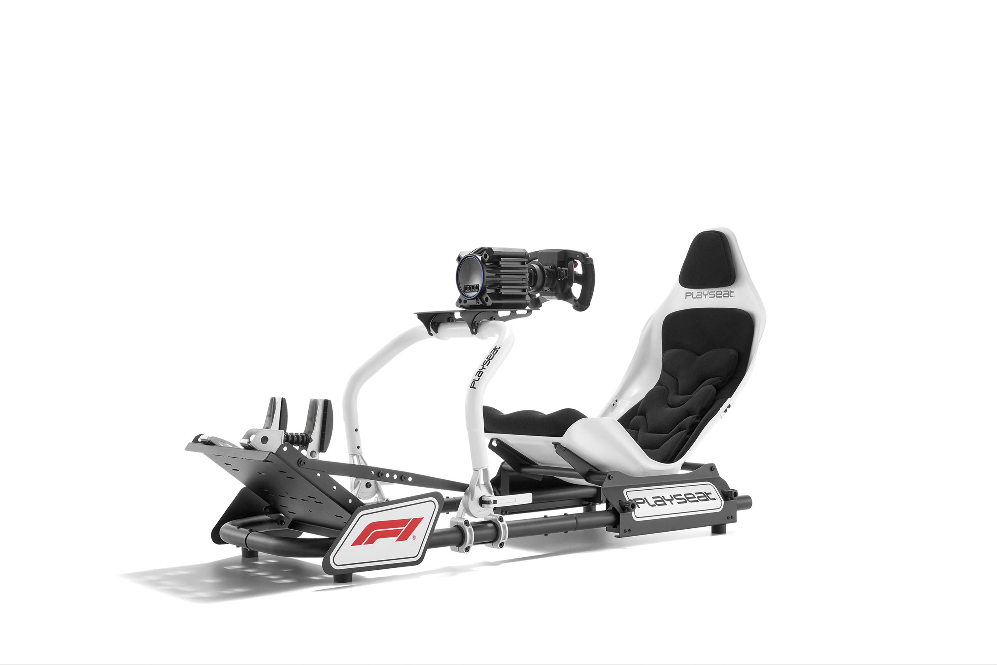 Rennsimulator-Sitz. Er ist schwarz und weiß, mit Lenkrad und Pedalen.