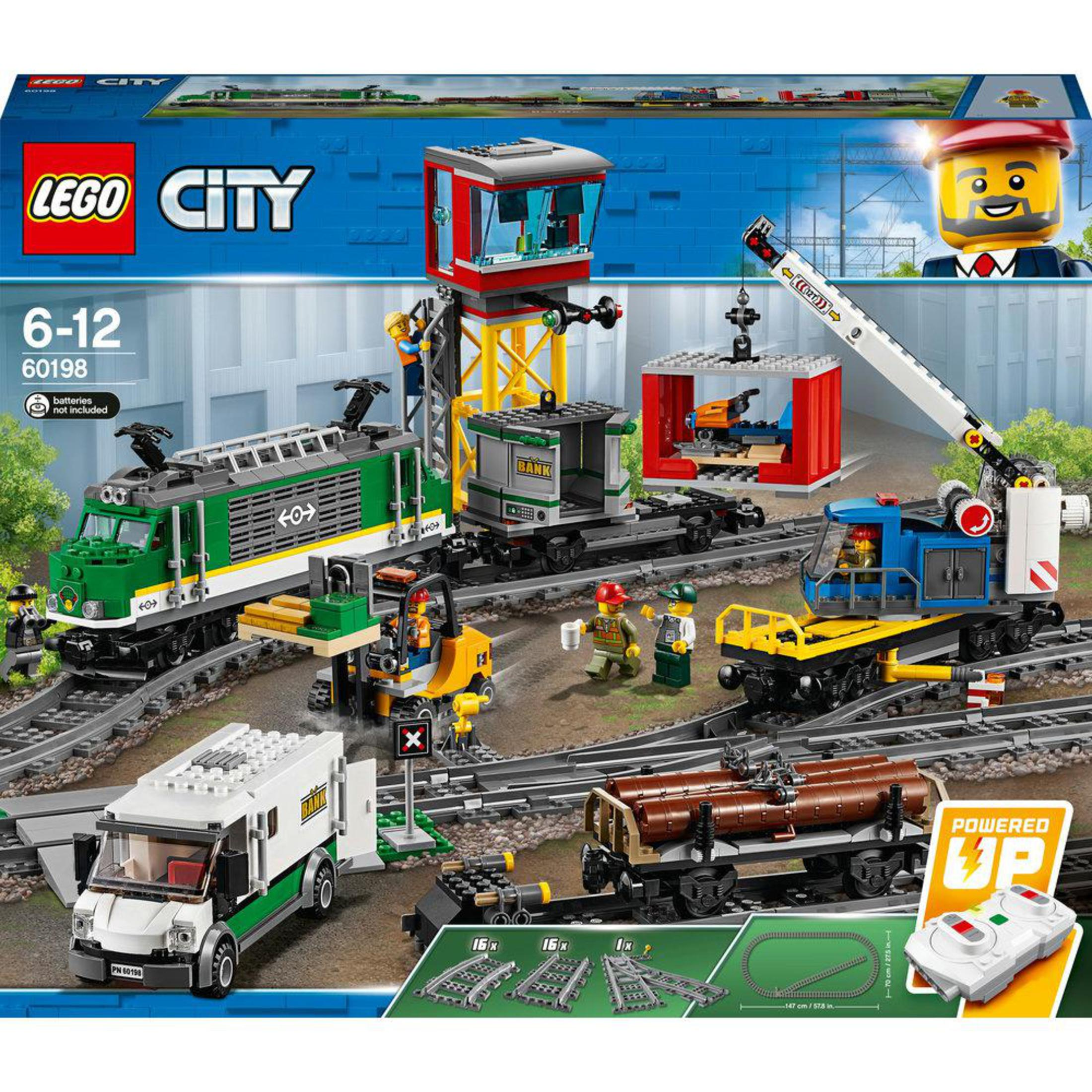 Zestaw LEGO City z pociągami, torami i wieżą kontrolną. Jest kilka figurek.