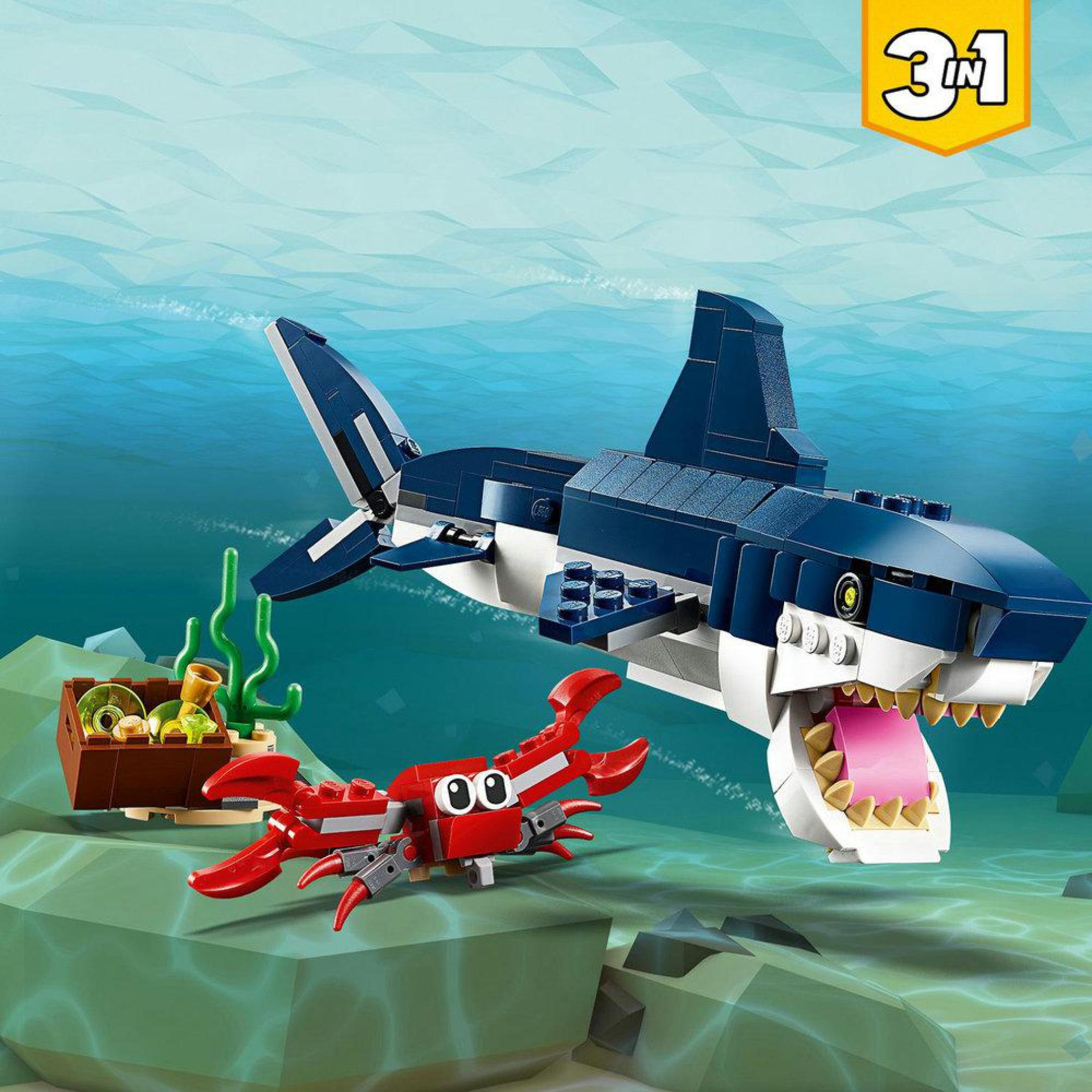 Lego rekin atakujący kraba, z wodorostami i skarbem.