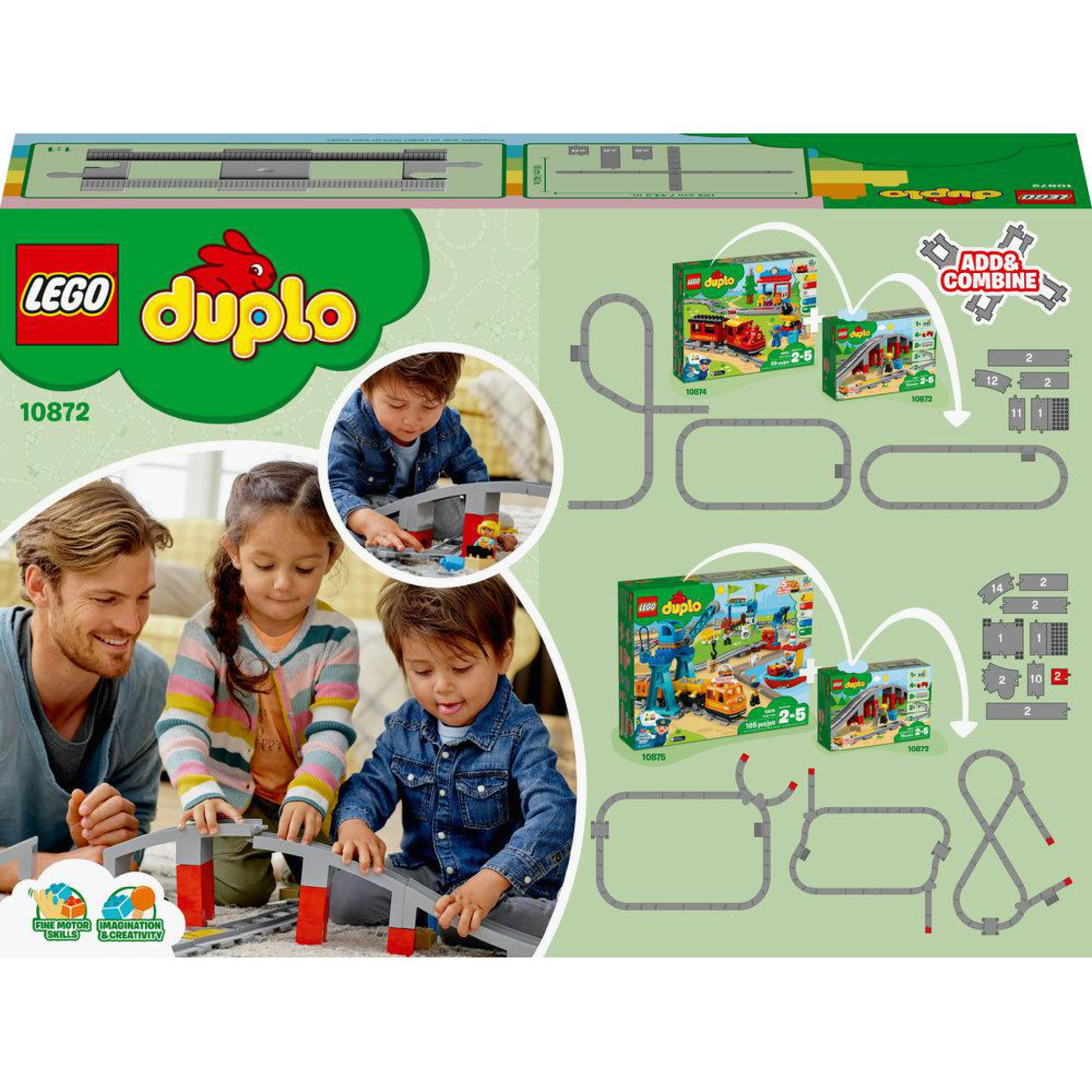 Set Lego Duplo con una famiglia che gioca con i pezzi e scatole con layout dei binari.