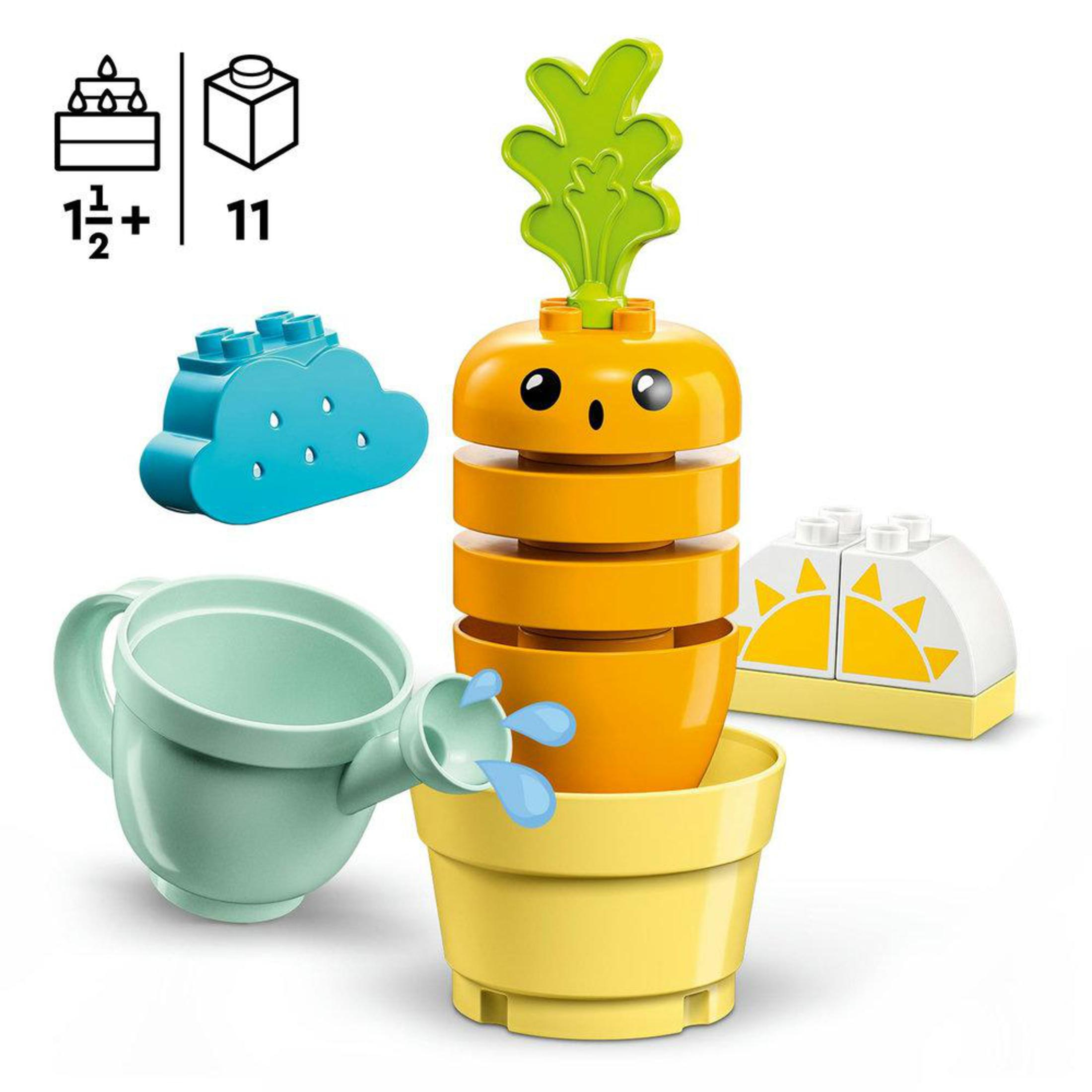 Een Lego Duplo set met een wortel, wolk, gieter en een pot met een zon erop.