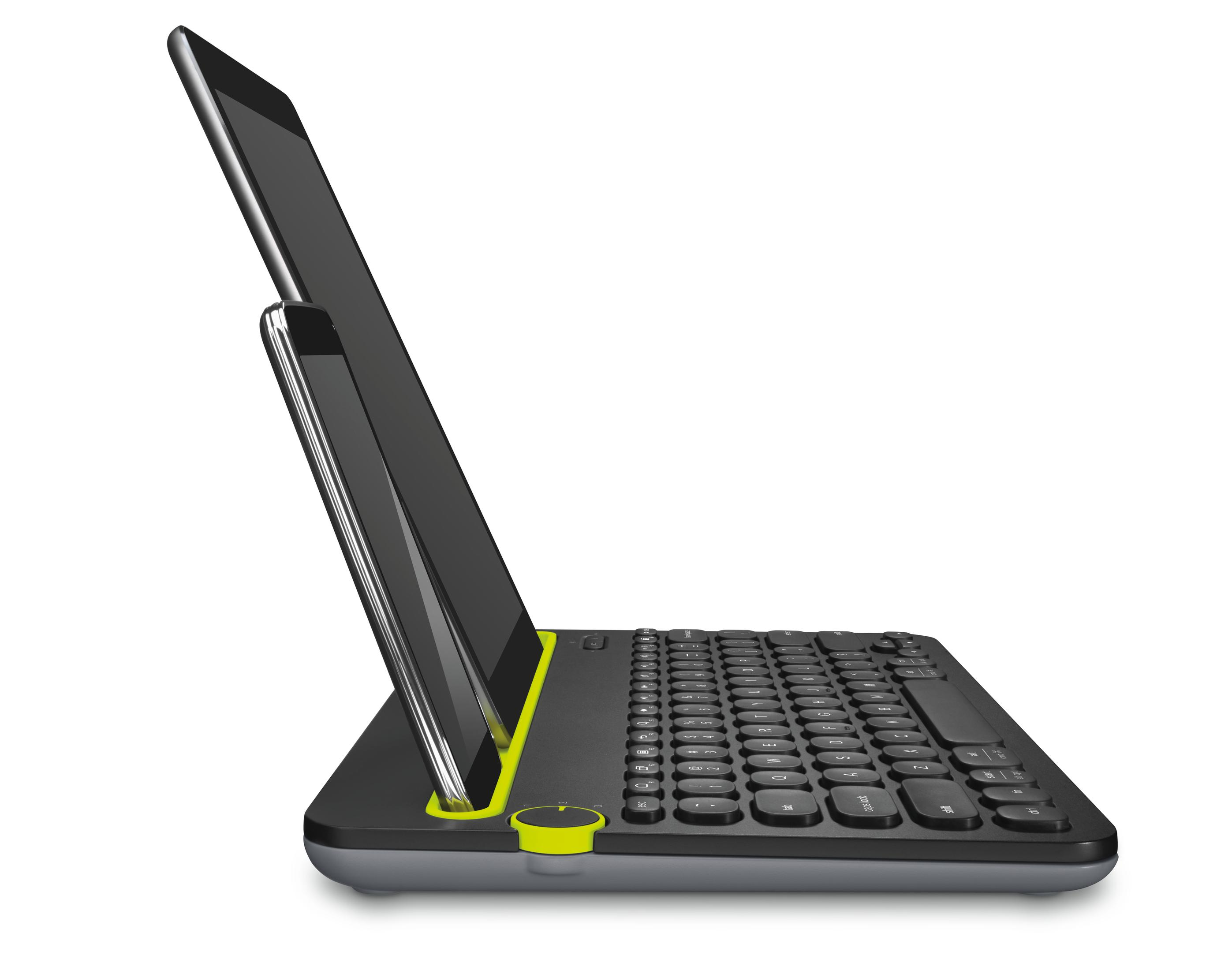 Tastiera nera e grigia con tablet nel supporto. Accento giallo sul lato. Sfondo bianco.