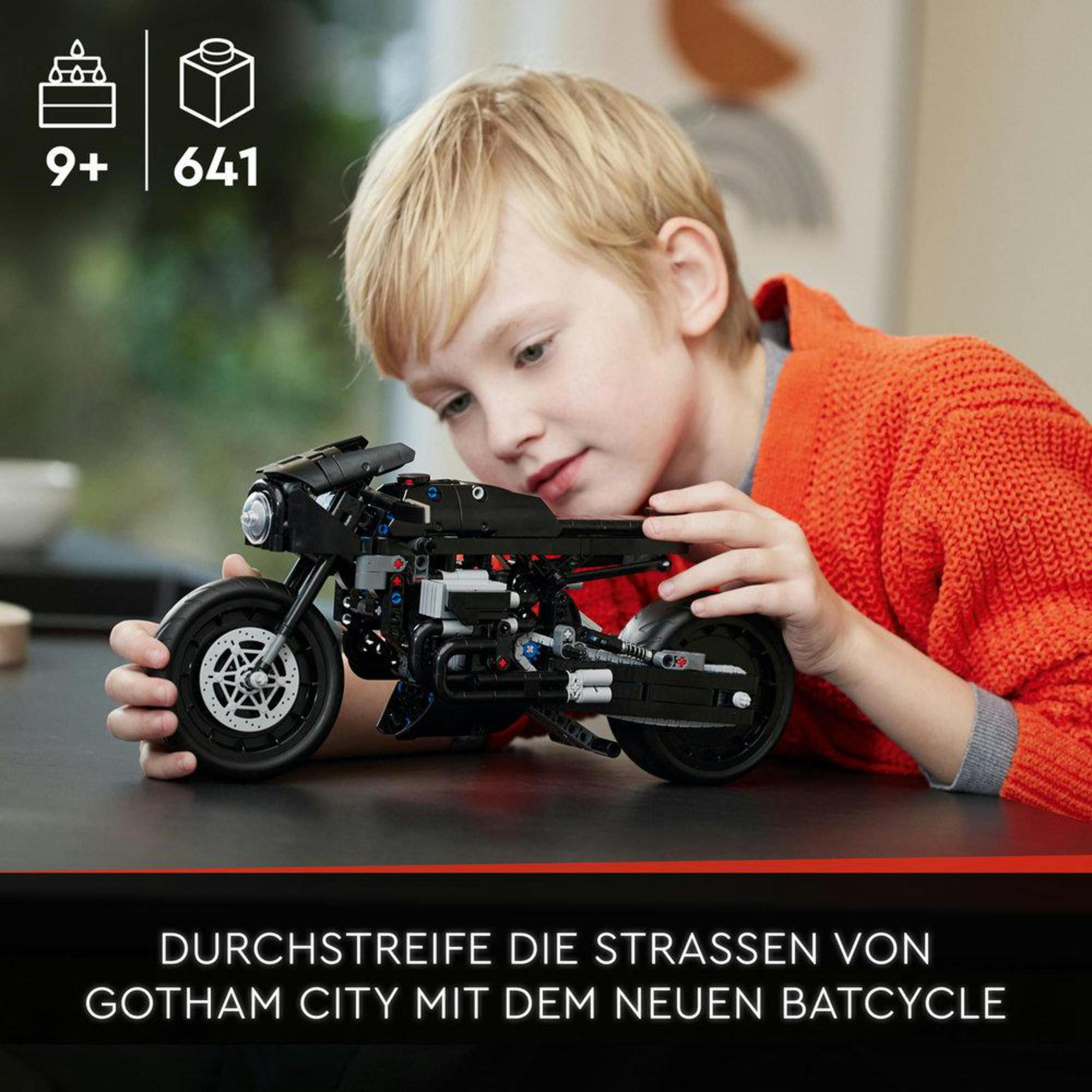 Een jongen bouwt een zwarte Lego-motor. De set is voor kinderen vanaf 9 jaar.