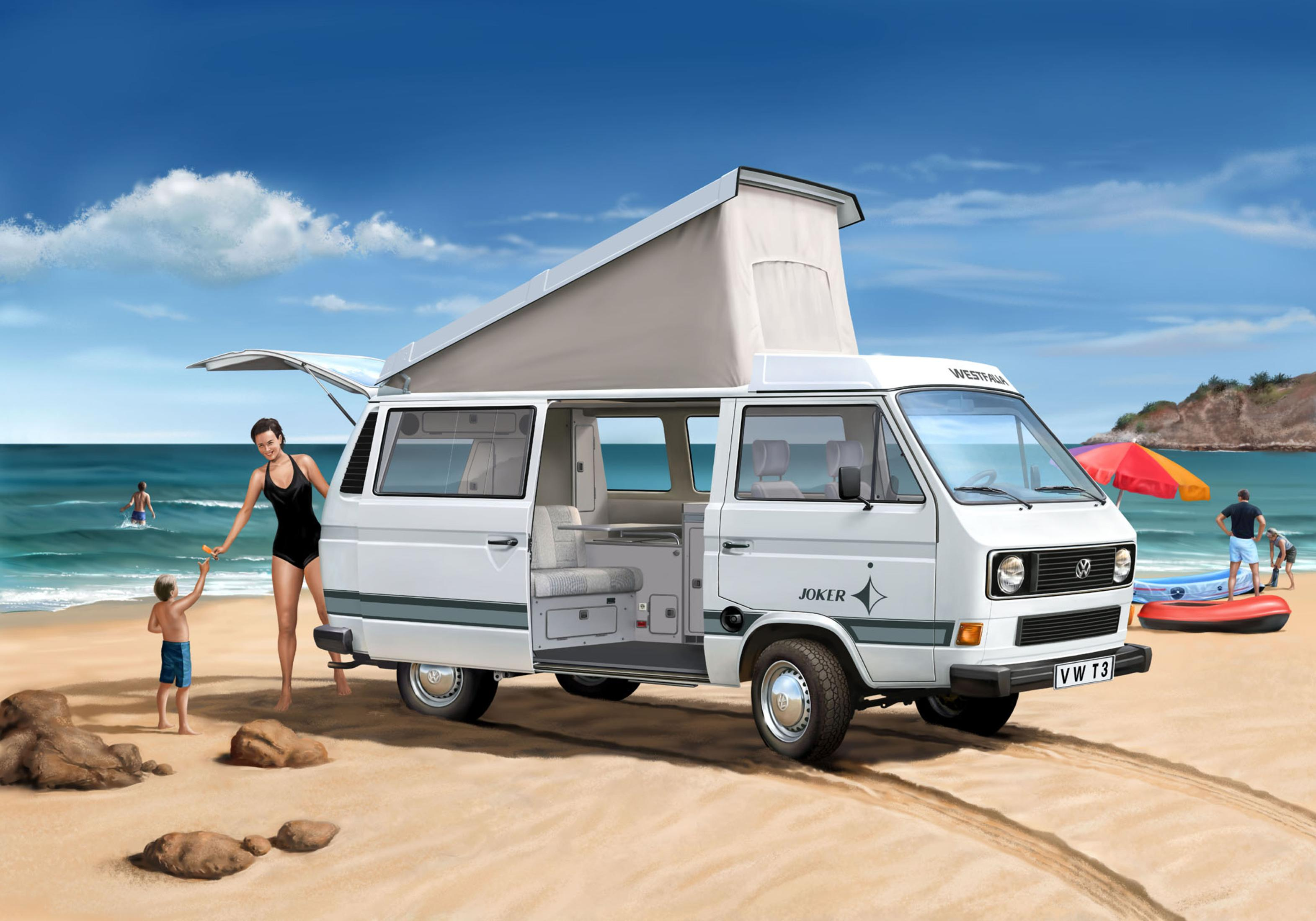Modello di camper VW T3 Joker su una spiaggia. Persone che nuotano e prendono il sole. Porta aperta, tetto sollevato.