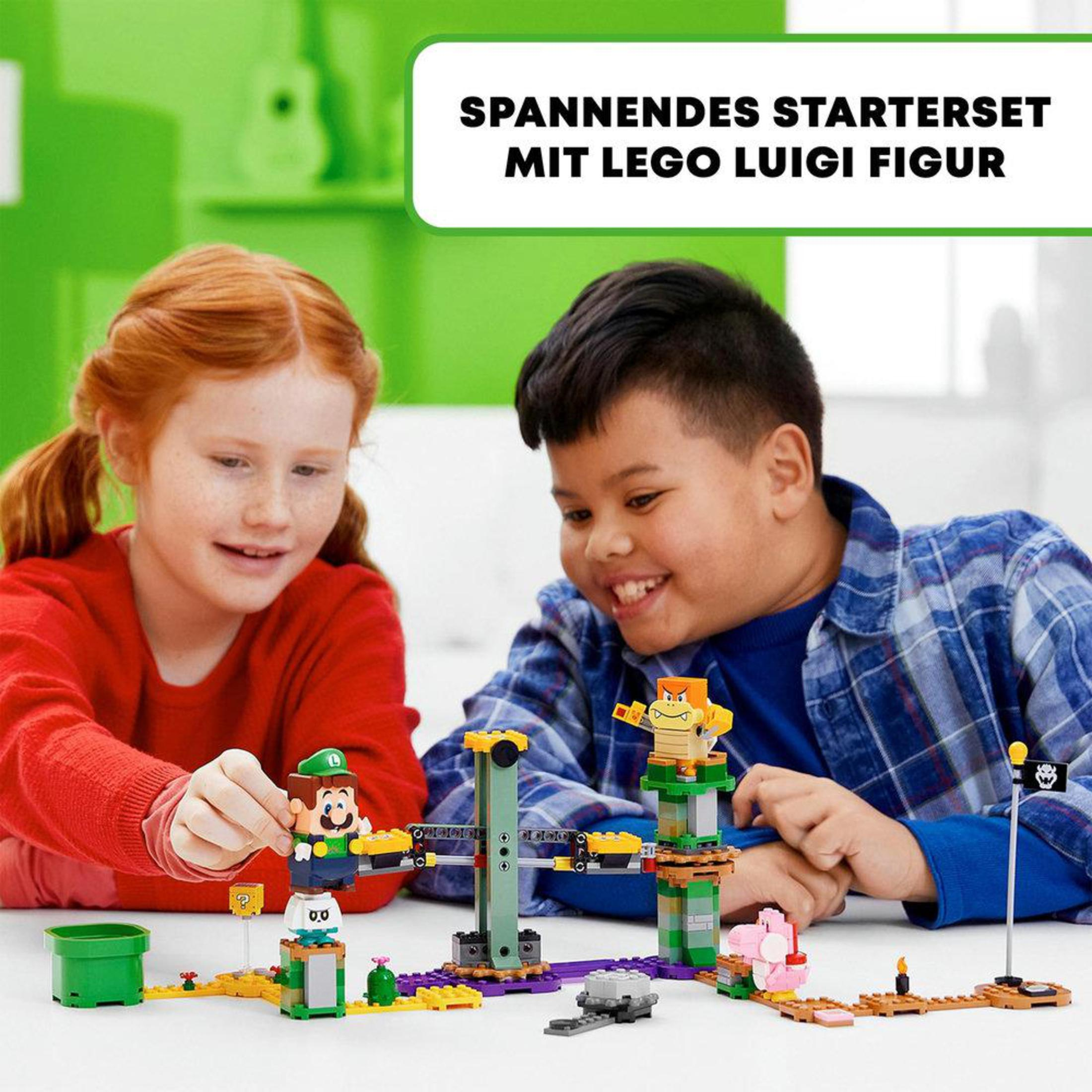 Zwei Kinder spielen mit einem Lego-Set mit Mario- und Luigi-Figuren.