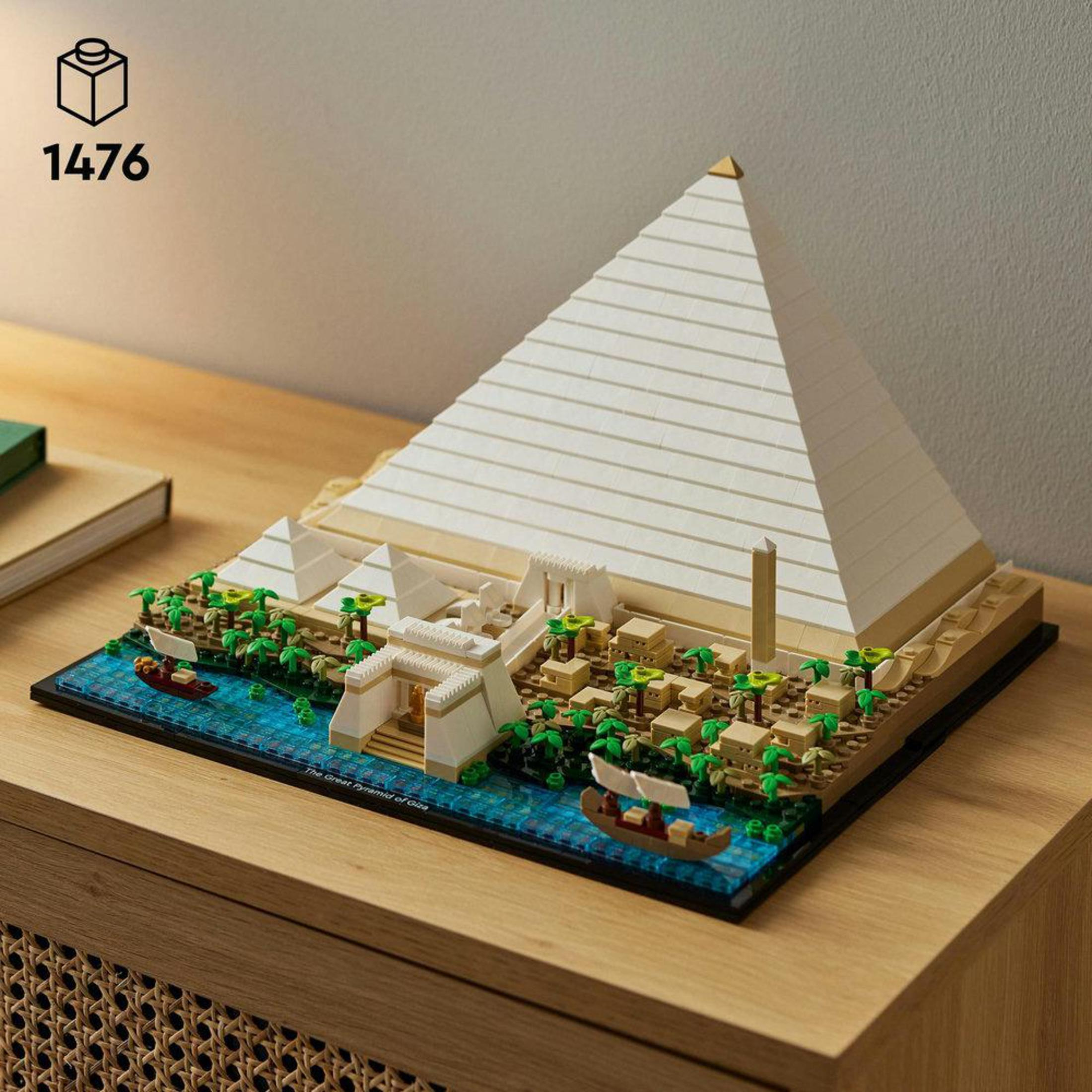 Lego-Modell der Großen Pyramide von Gizeh. Pyramide, Wasser und Gebäude.