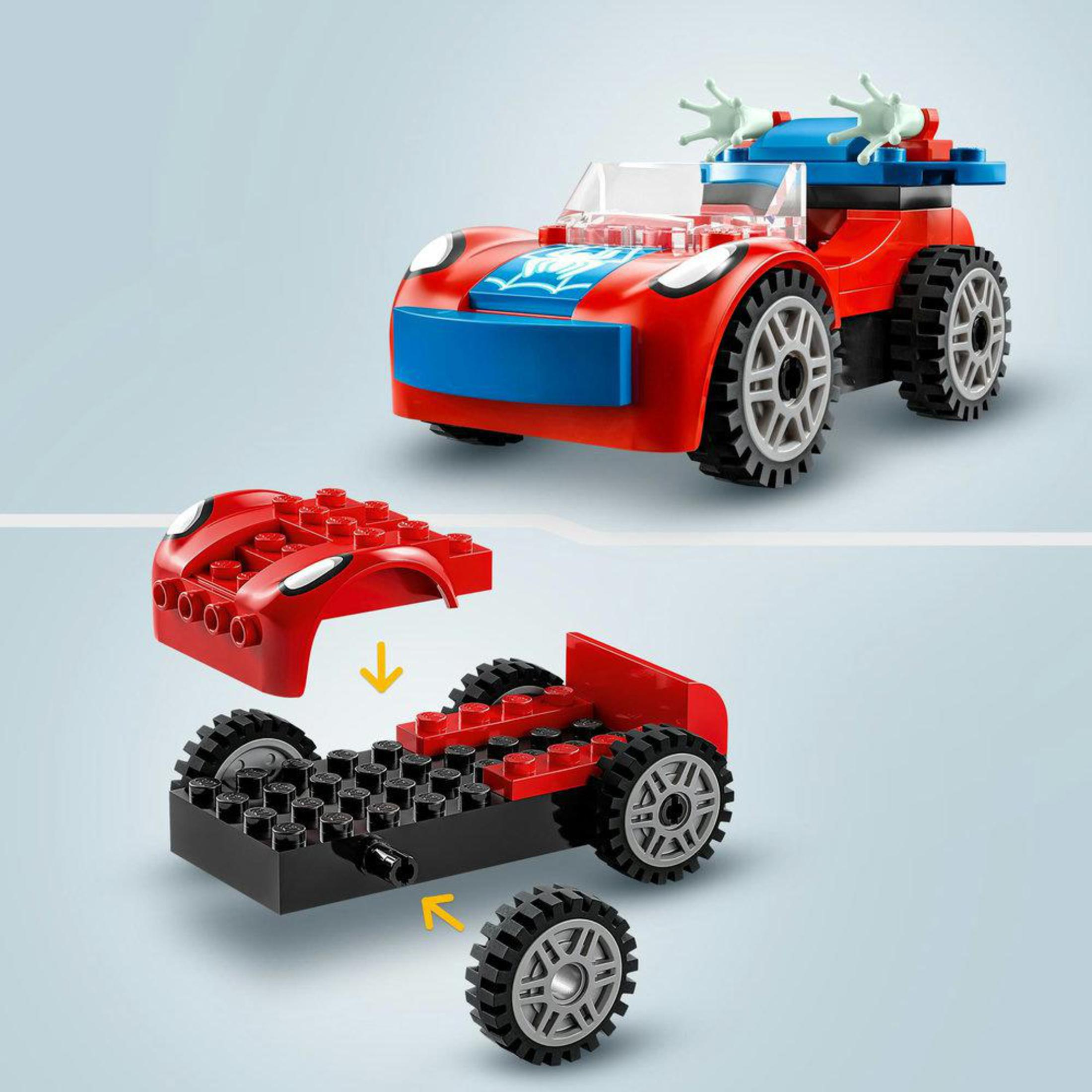 Rotes und blaues Lego-Auto, zerlegt. Zeigt Teile und Zusammenbau. Klarer Hintergrund.
