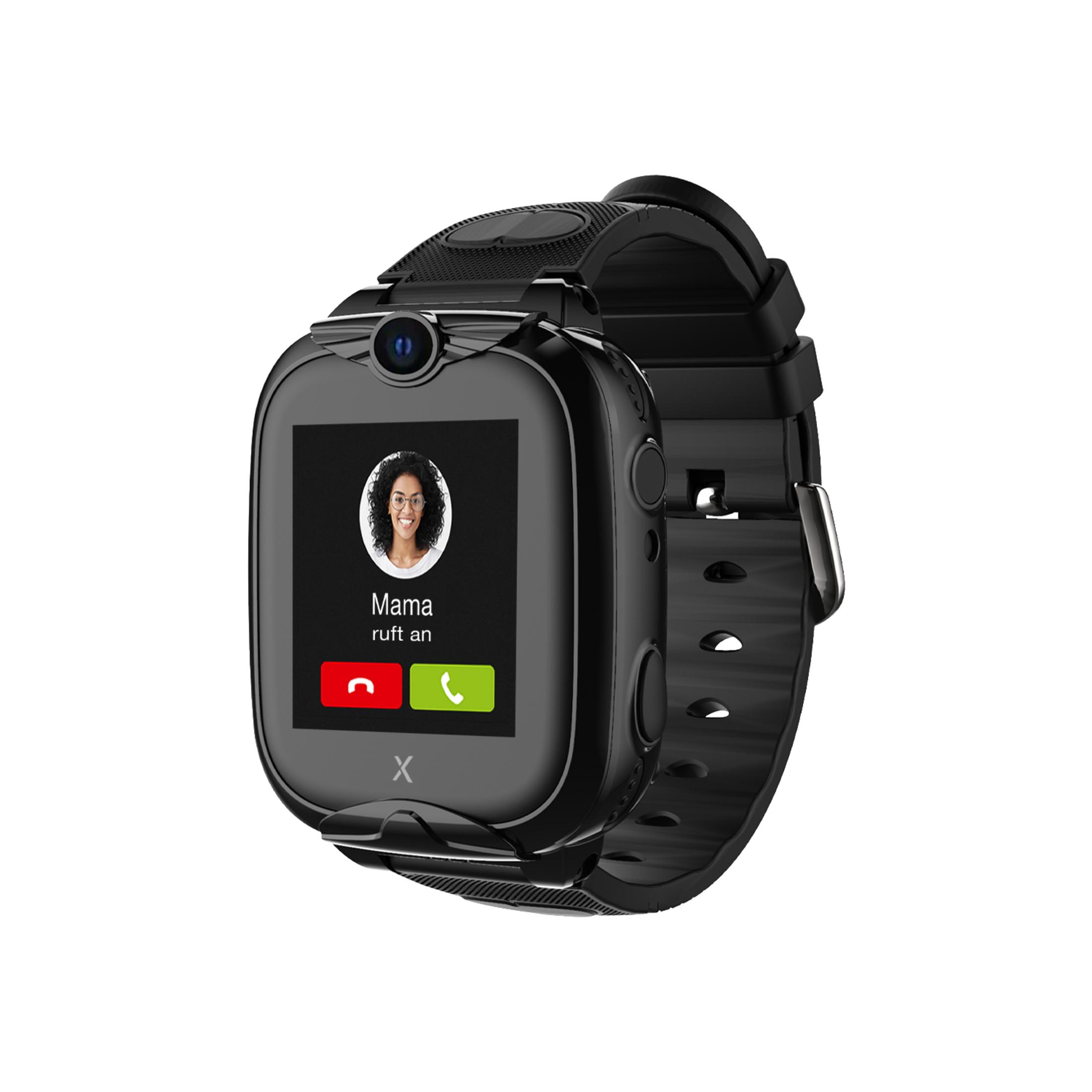 Schwarze Smartwatch mit Bildschirm, der einen Anruf von 'Mama' zeigt, rote und grüne Knöpfe, auf Weiß.
